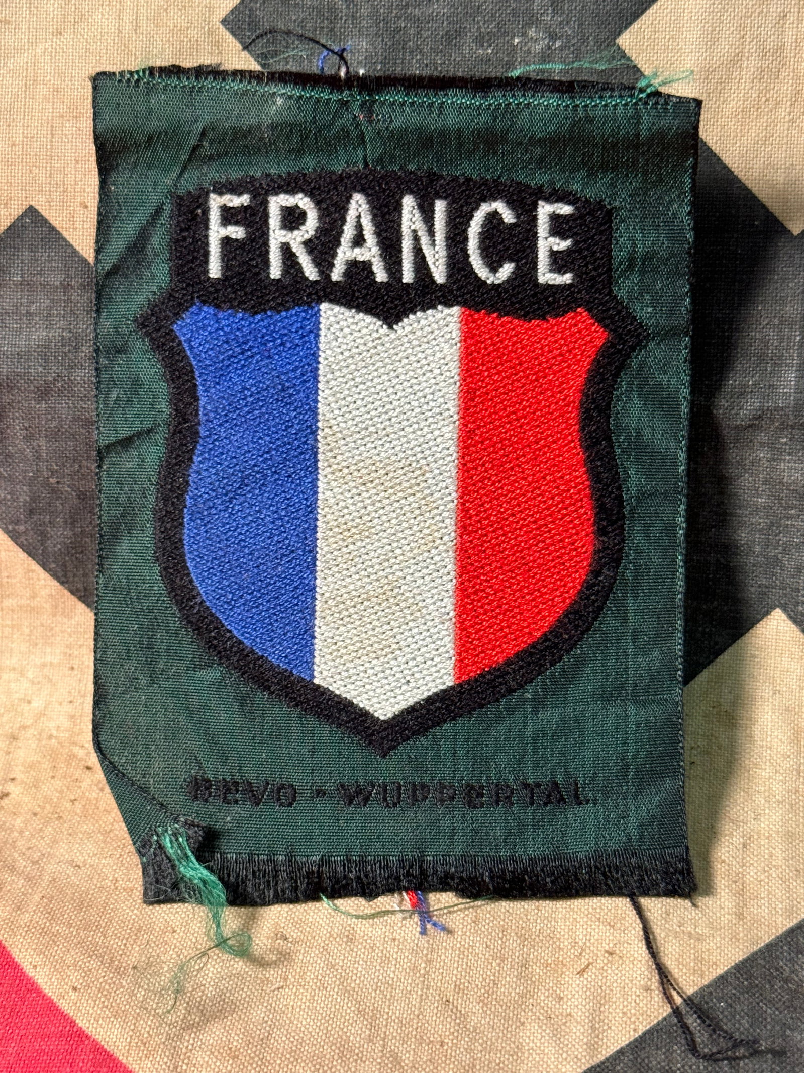WW2 GERMAN ARMY FRENCH VOLS. SLEEVE SHIELD: WW2 GERMAN ARMY FRENCH VOLS. SLEEVE SHIELD. A RARE FIND. IT IS IN MINT OVERALL SHAPE AND CONDITION WITH A BEAUTIFUL OVERALL PATINA. SHOWS GOOD WEAR AND USE. A RARE FIND.