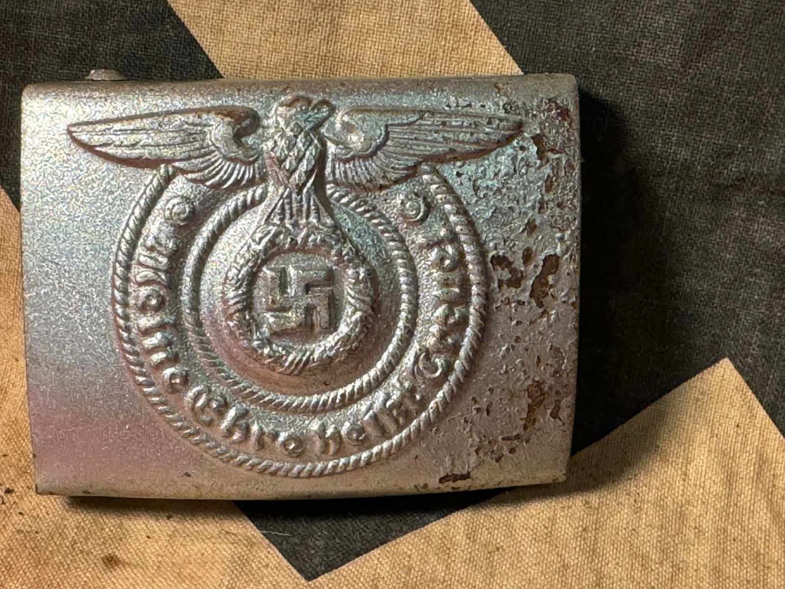 RARE WW2 GERMAN WAFFEN SS EM OFFICER BELT BUCKLE: RARE WW2 GERMAN WAFFEN SS EM OFFICER BELT BUCKLE. SHOWS GOOD WEAR AND USE WITH A BEAUTIFUL OVERALL PATINA. PLEASE VIEW ALL DETAILED PICTURES. A VERY RARE EXAMPLE.