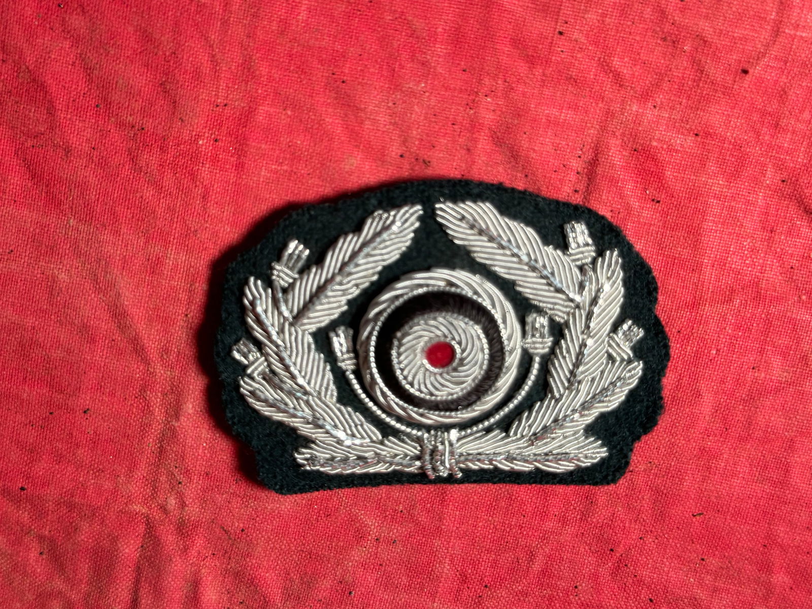 1939-45 WW2 GERMAN ARMY VISOR HAT CAP BADGE INSIGNIA: 1939-45 WW2 GERMAN ARMY VISOR HAT CAP BADGE INSIGNIA. SHOWS GOOD WEAR AND USE WITH A BEAUTIFUL OVERALL PATINA. PLEASE VIEW ALL DETAILED PICTURES.