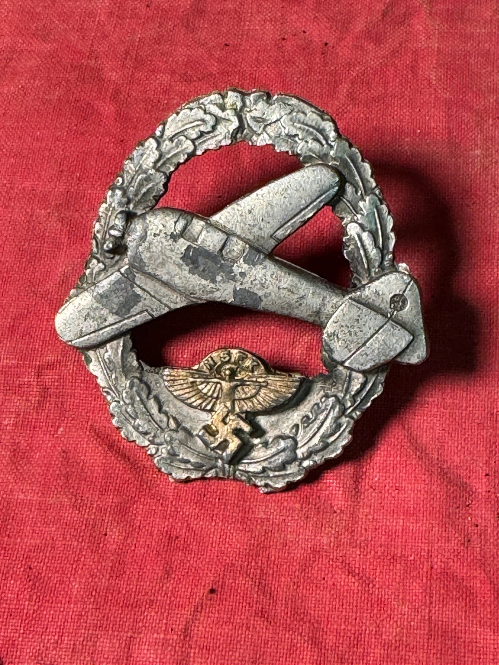 WWII German Reich NSFK Motorized powered pilot's flight badge: WWII German Reich NSFK Motorized powered pilot's flight badge. A rare example. Shows good wear and use with a beautiful overall patina. Please view all detailed pictures. A well made antique German ar