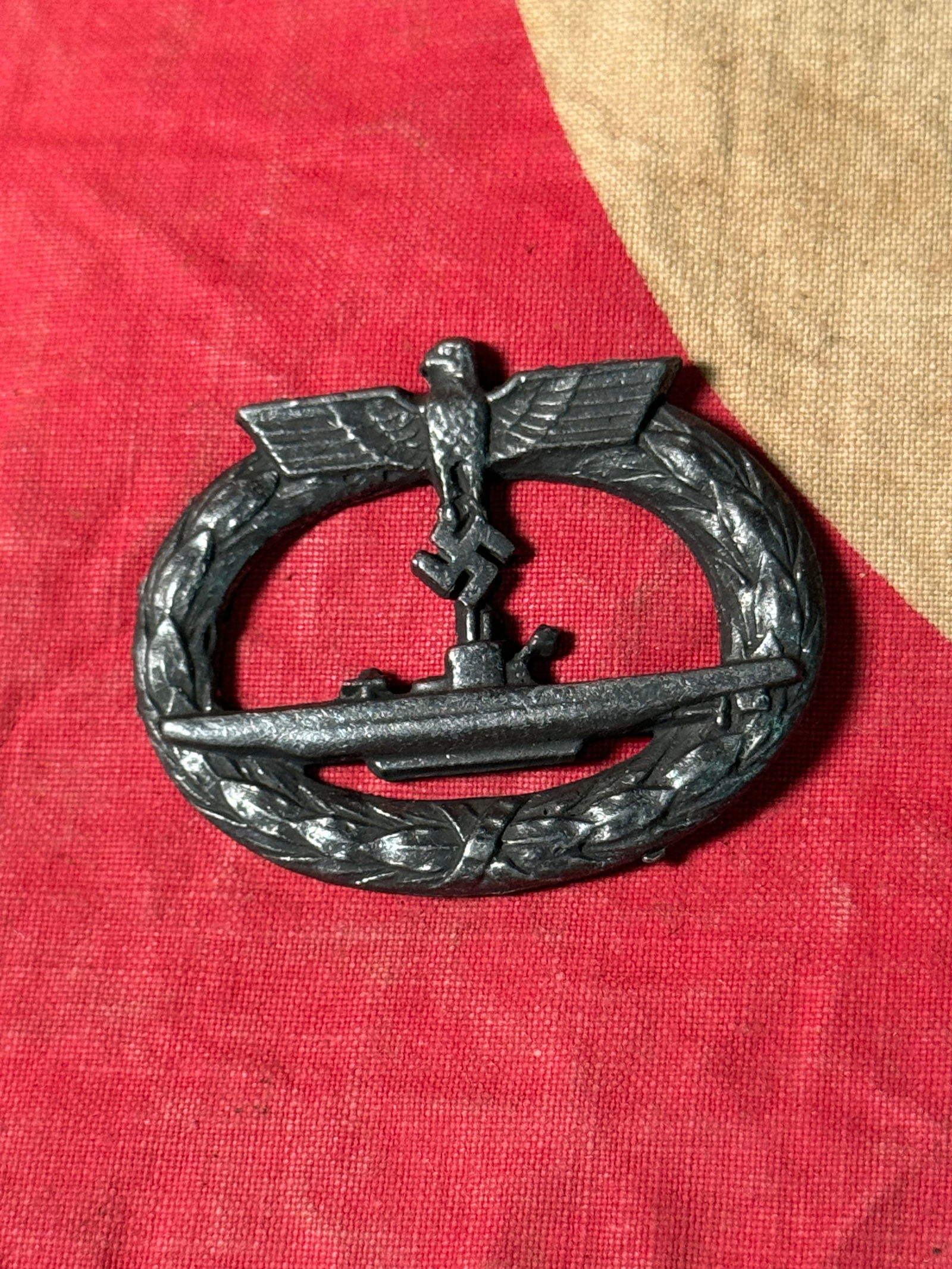 WW2 GERMAN KRIEGSMARINE U BOAT WAR BADGE (U-BOOT-KRIEGSABZEICHEN): WW2 GERMAN KRIEGSMARINE U BOAT WAR BADGE (U-BOOT-KRIEGSABZEICHEN). MISSING THE PIN LATCH ON THE REVERSE. SHOWS GOOD WEAR AND USE WITH A BEAUTIFUL OVERALL PATINA. PLEASE VIEW ALL DETAILED PICTURES.