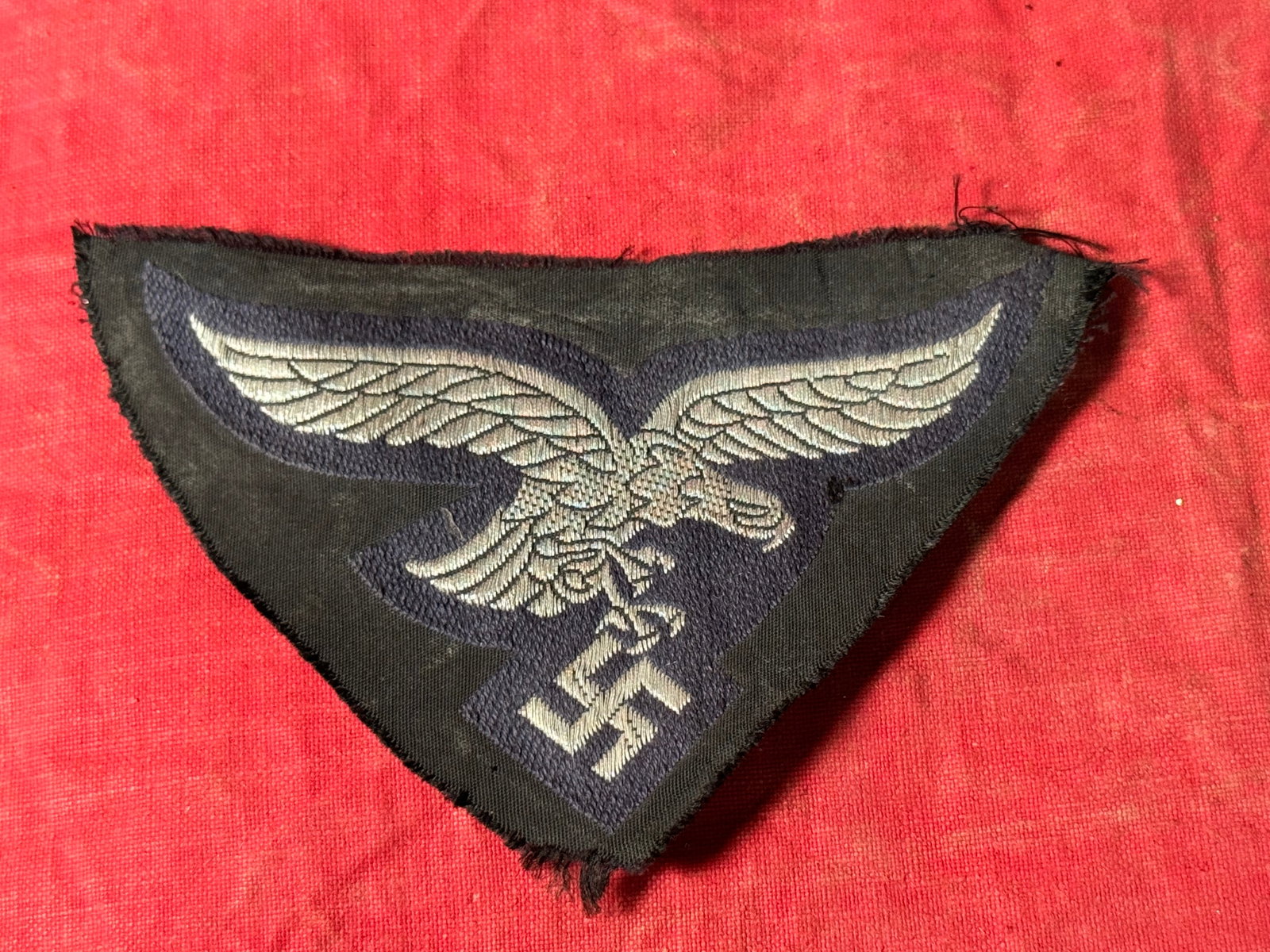 SCARCE WW2 GERMAN LUFTWAFFE PILOTS EAGLE CLOTH BADGE INSIGNIA: SCARCE WW2 GERMAN LUFTWAFFE PILOTS EAGLE CLOTH BADGE INSIGNIA. A RARE EXAMPLE. SHOWS GOOD WEAR AND USE WITH A BEAUTIFUL OVERALL PATINA. PLEASE VIEW ALL DETAILED PICTURES. A WELL MADE ANTIQUE GERMAN AR