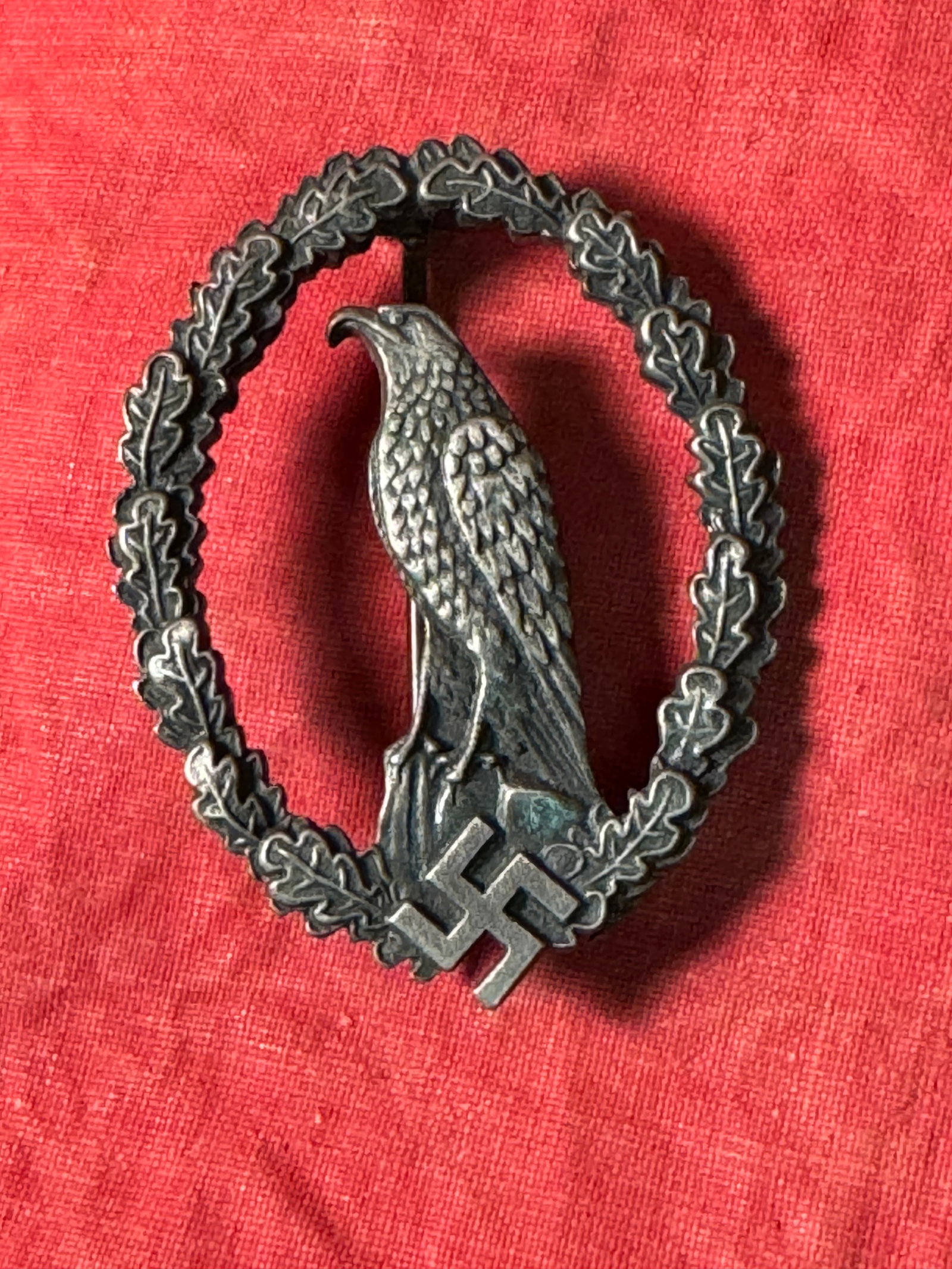 WWII GERMAN SS LUFTWAFFE RETIRED PILOT BADGE WITH MAKER MARKS: WWII GERMAN SS LUFTWAFFE RETIRED PILOT BADGE WITH MAKER MARKS. A SCARCE EXAMPLE. SHOWS GOOD WEAR AND USE WITH A BEAUTIFUL OVERALL PATINA. PLEASE VIEW ALL DETAILED PICTURES. A WELL MADE ANTIQUE GERMAN 