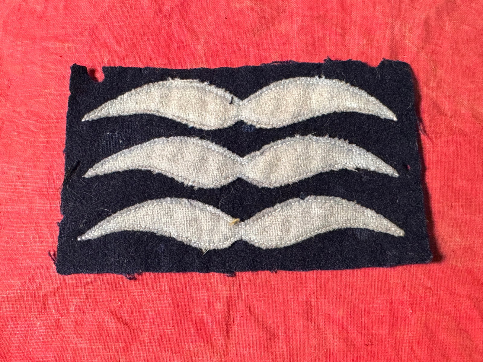 RARE WW2 GERMAN WH LUFTWAFFE NCO-TYPE RANK PATCHES: RARE WW2 GERMAN WH LUFTWAFFE NCO-TYPE RANK PATCHES. These neat rank-patches saw usage on the various LW-flight-overalls and/or even paratroopers' jump-smocks (ie. 'Knochensäcke'). The patches on offe