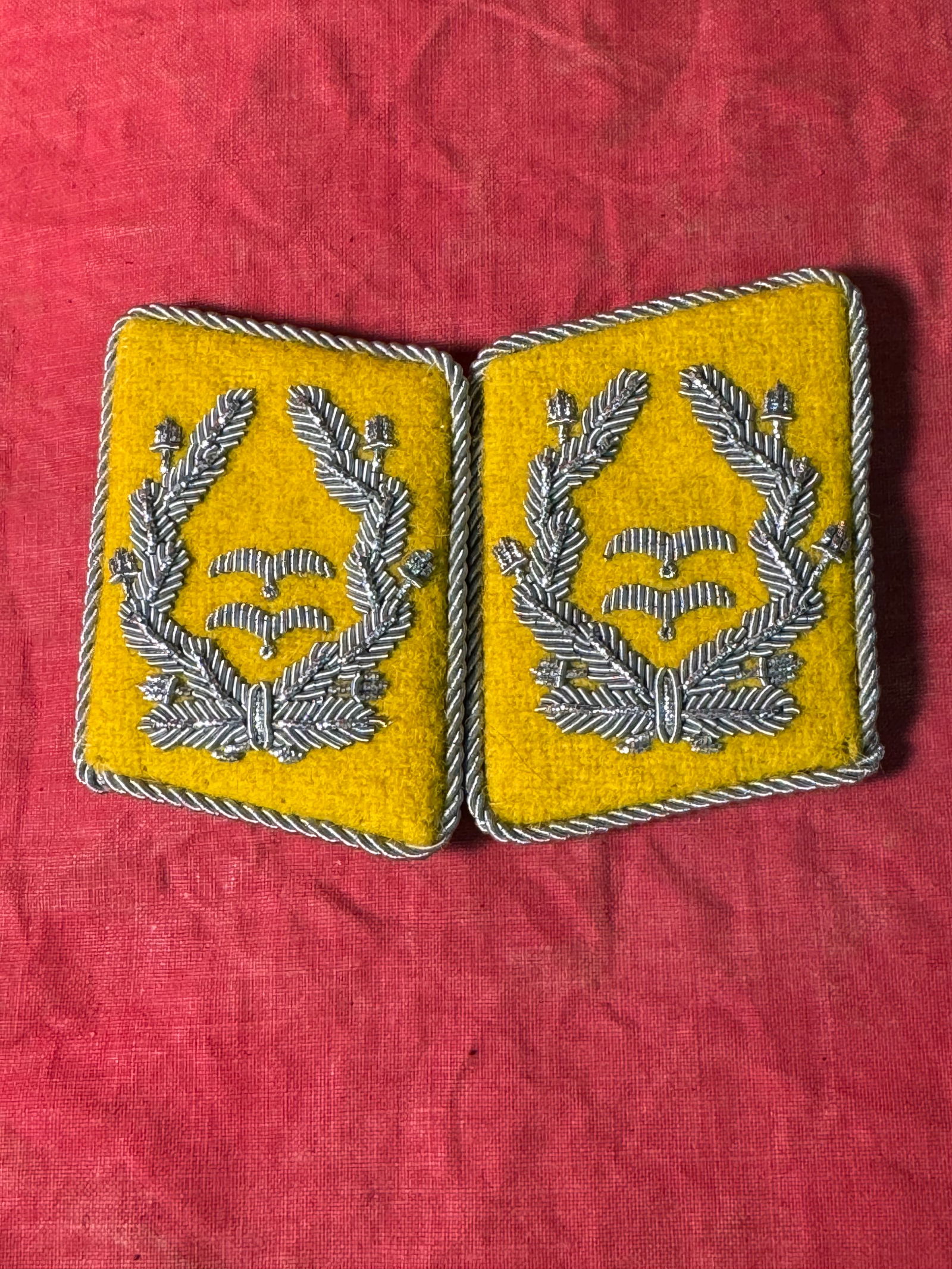 WW2 GERMAN LUFTWAFFE FLIGHT FALLSCHIRMJAGER OBERST FIELD GRADE COLLAR TABS: WW2 GERMAN LUFTWAFFE FLIGHT FALLSCHIRMJAGER OBERST FIELD GRADE COLLAR TABS. Yellow wool construction collar tab with 3, hand embroidered rank "gull" positioned above a semi-closed, top, oak-leaf half-