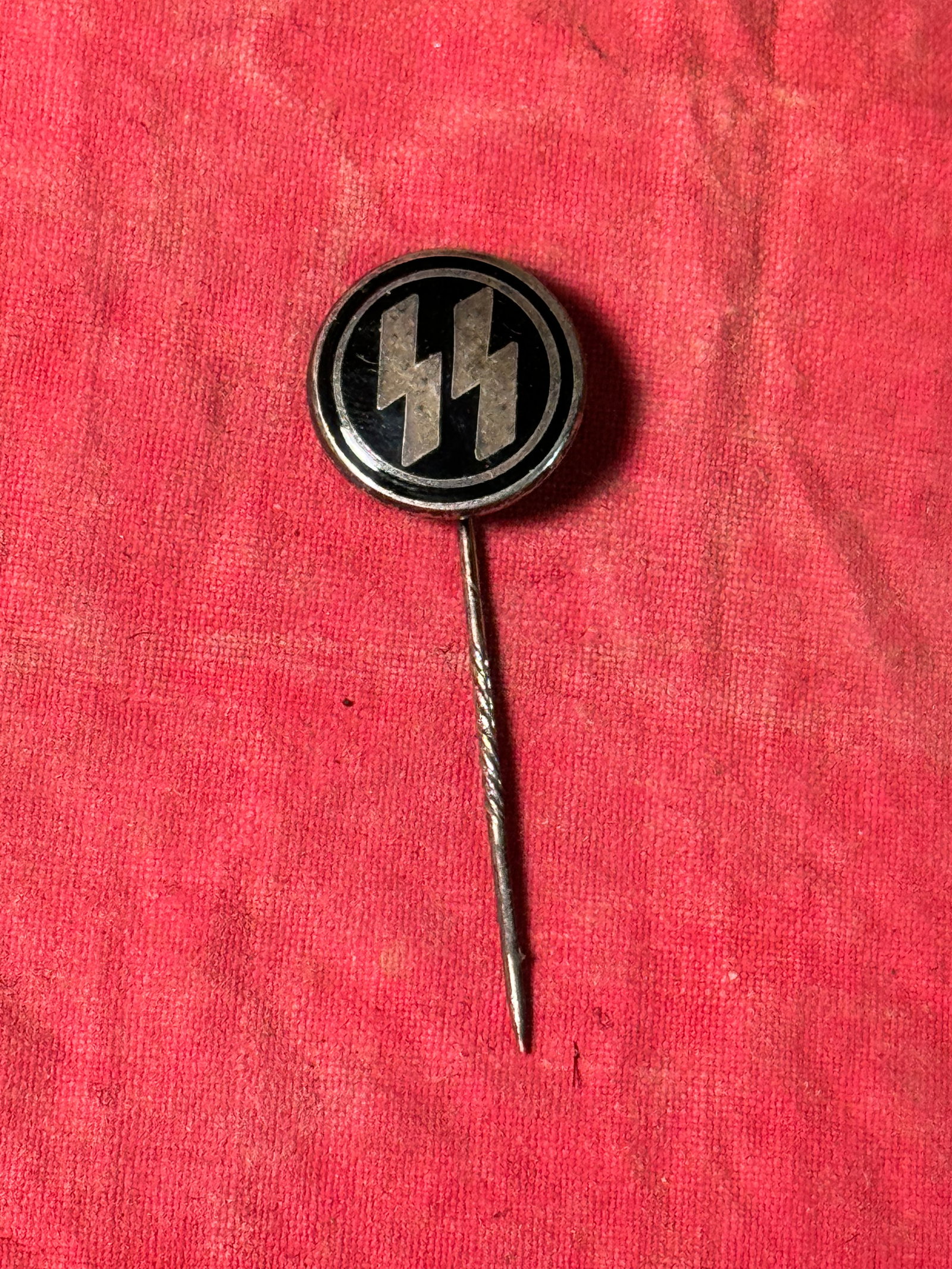 WW2 GERMAN WAFFEN SS ENAMELED LAPEL PIN: WW2 GERMAN WAFFEN SS ENAMELED LAPEL PIN. A SCARCE FIND. SHOWS GOOD WEAR AND USE WITH A BEAUTIFUL OVERALL PATINA. PLEASE VIEW ALL DETAILED PICTURES. A RARE FIND.