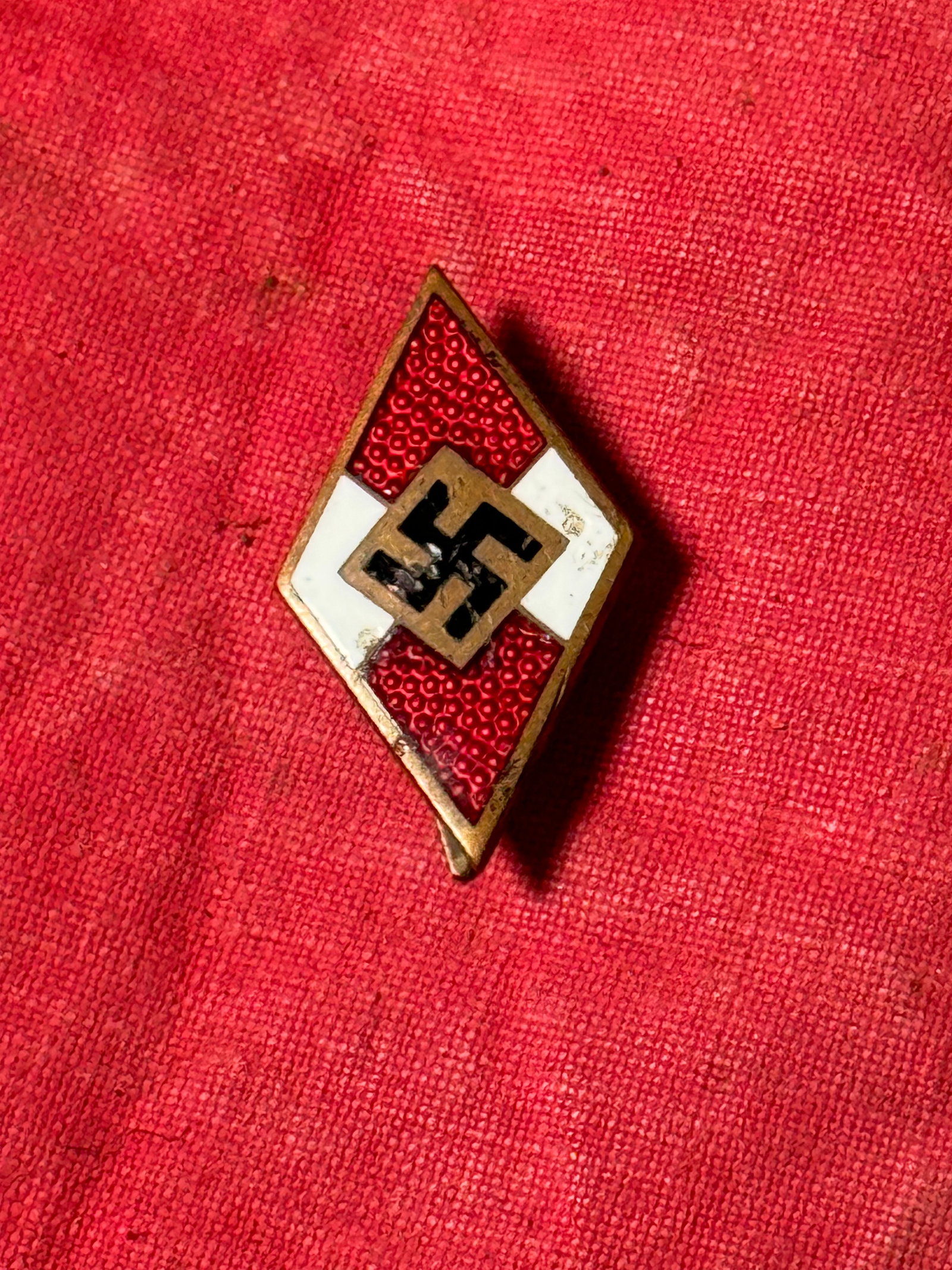 RARE WW2 GERMAN EARLY HITLER YOUTH LAPEL ENAMELED PIN BADGE BY RZM: RARE WW2 GERMAN EARLY HITLER YOUTH LAPEL ENAMELED PIN BADGE BY RZM. A SCARCE FIND WITH AN UNSUAUL BACKING CLOSURE. SHOWS GOOD WEAR AND USE. PLEASE VIEW ALL DETAILED PICTURES. A WELL MADE ANTIQUE GERMA