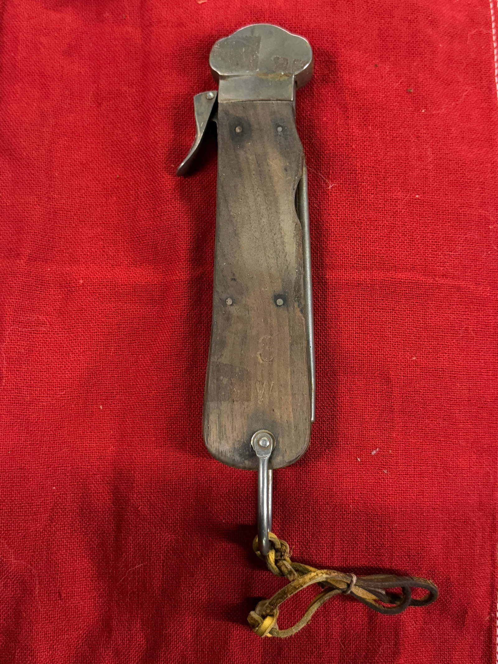 VERY RARE WW2 GERMAN PARATROOPER GRAVITY KNIFE W/MAKER MARKS: VERY RARE WW2 GERMAN PARATROOPER GRAVITY KNIFE W/MAKER MARKS. AN ULTRA RARE FIND THAT IS IN MINT OVERALL SHAPE AND CONDITION WITH A BEAUTIFUL OVERALL PATINA. SHOWS GOOD WEAR AND USE. THE BLADE OPENS A