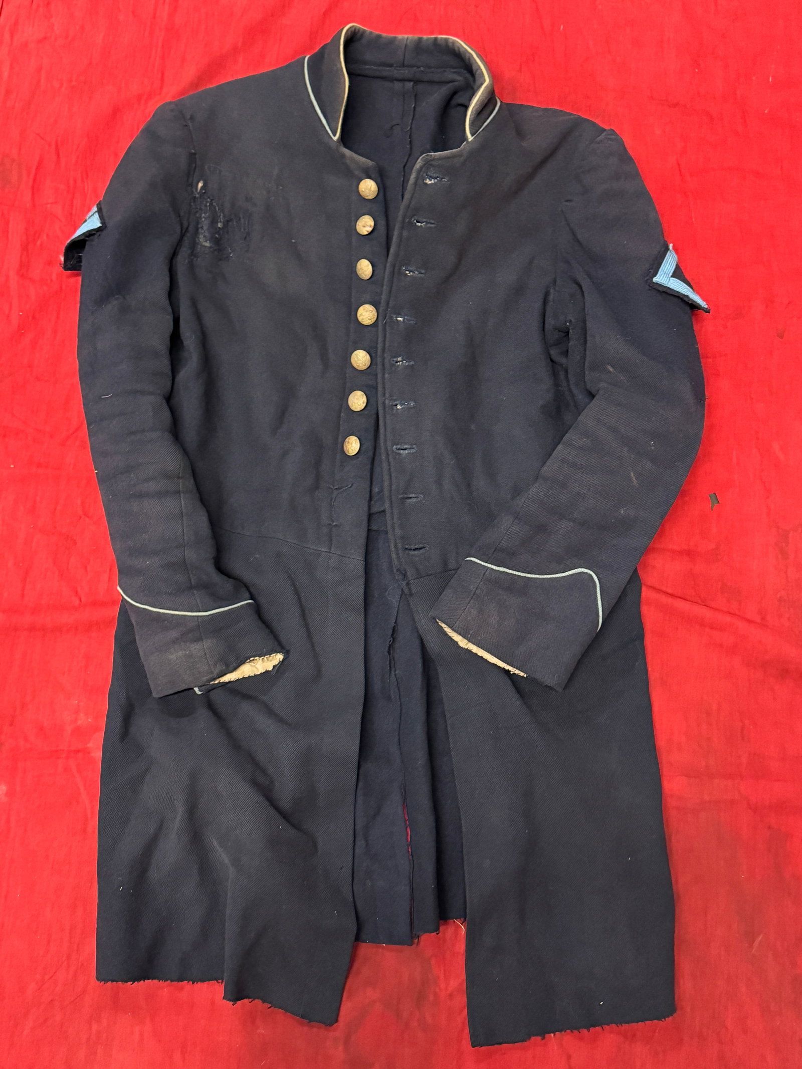 VERY RARE CIVIL WAR UNION OFFICER FROCK COAT JACKET WITH CHEVRONS: VERY RARE CIVIL WAR UNION OFFICER FROCK COAT JACKET WITH CHEVRONS. AN ULTRA RARE INFANTRY DIVISION OFFICER'S JACKET THAT IS IN MINT OVERALL SHAPE AND CONDITION WITH A BEAUTIFUL OVERALL PATINA. HAS ALL