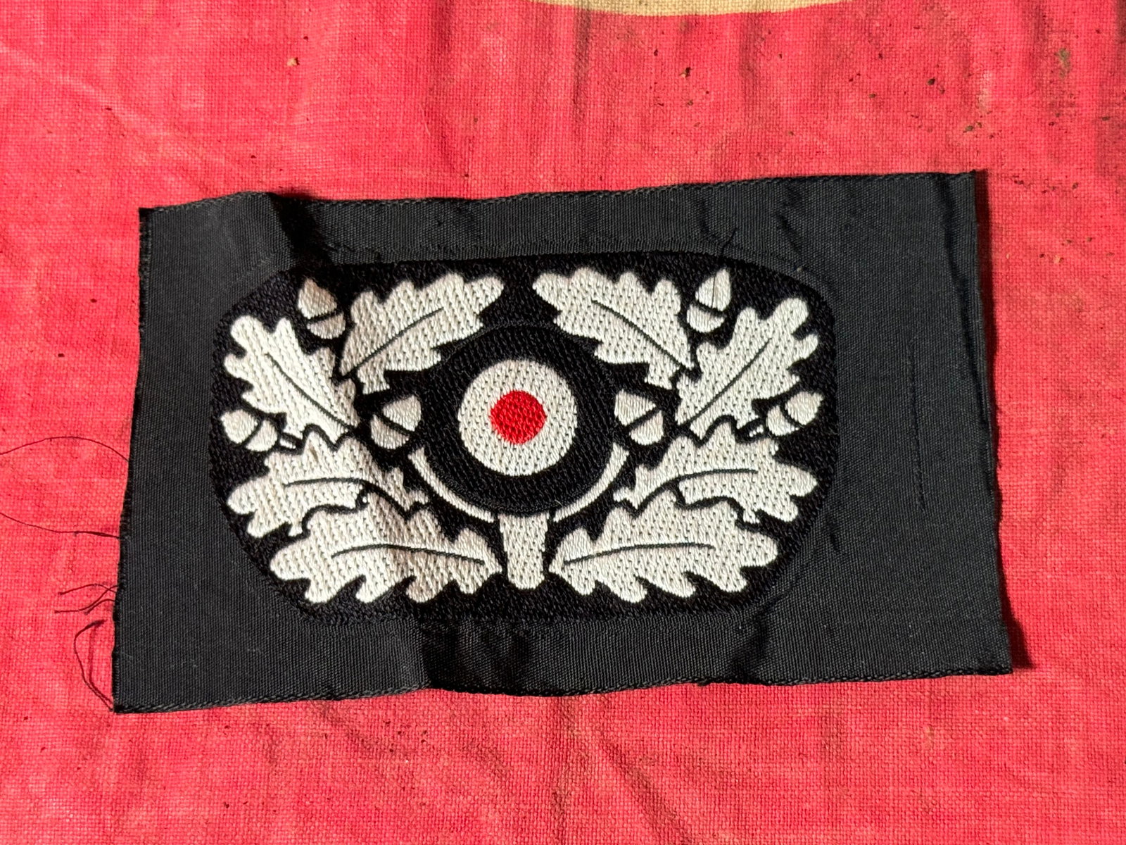 WW2 GERMAN PANZER BERET WREATH AND COCKADE CLOTH BADGE INSIGNIA: WW2 GERMAN PANZER BERET WREATH AND COCKADE CLOTH BADGE INSIGNIA. he distinctive black Panzer beret/crash helmet was developed along with the black Panzer wrap uniform in November 1934, and was origina