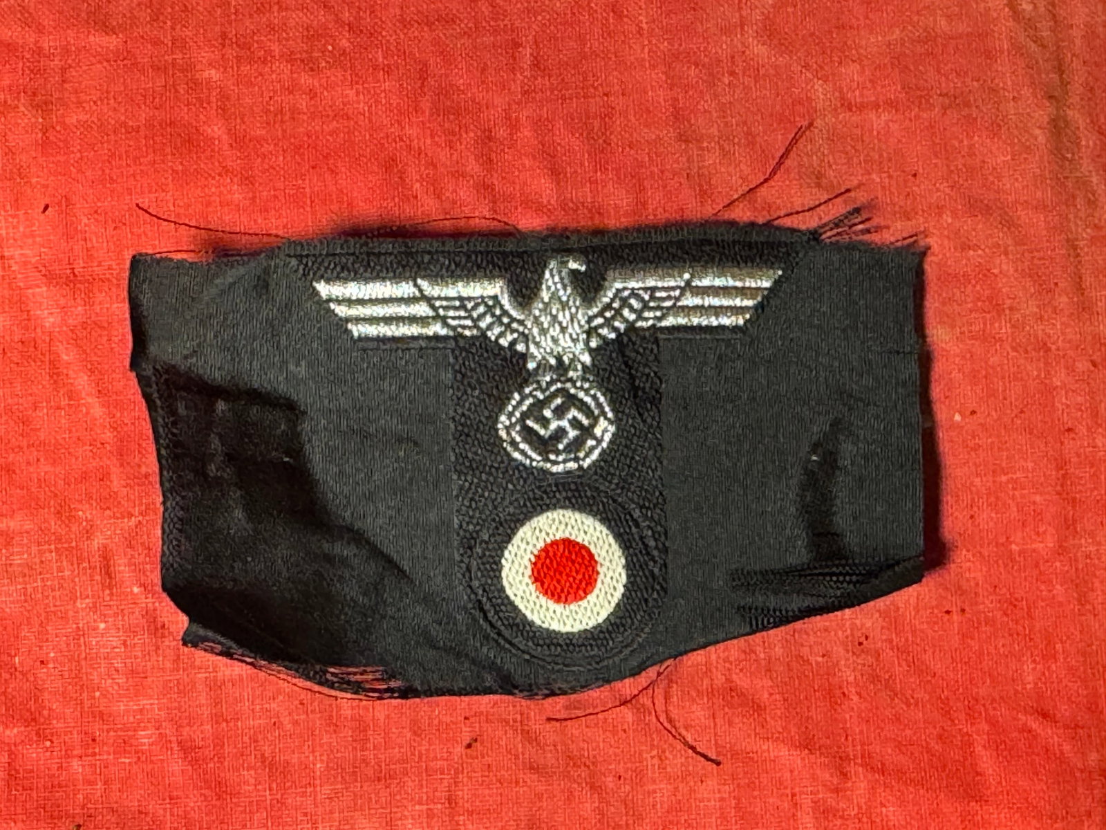 SCARCE WW2 GERMAN PANZER OVERSEAS CAP CLOTH BADGE DEVICE: SCARCE WW2 GERMAN PANZER OVERSEAS CAP CLOTH BADGE DEVICE. SHOWS GOOD WEAR AND USE WITH A BEAUTIFUL OVERALL PATINA. PLEASE VIEW ALL DETAILED PICTURES. A VERY RARE FIND.