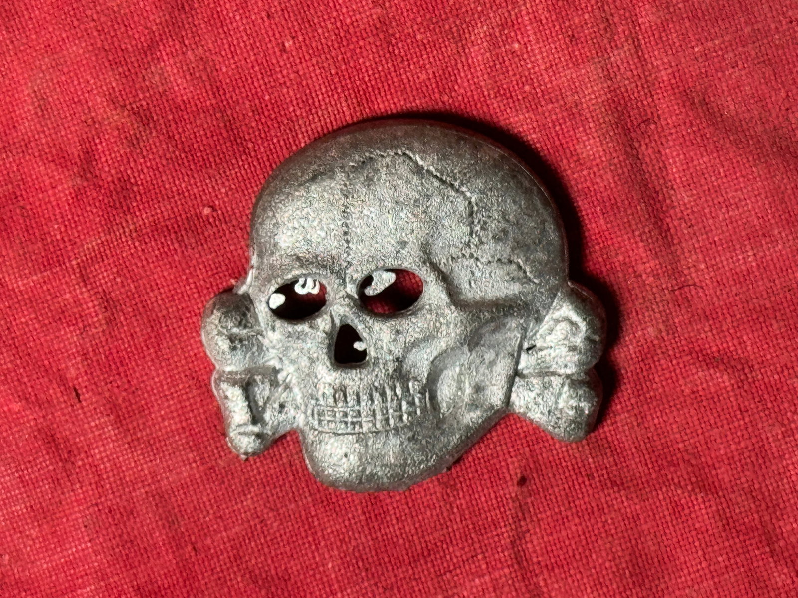 RARE WW2 GERMAN TOTENKOPF SS SKULL VISOR CAP BADGE MARKED RZM M1/24: RARE WW2 GERMAN TOTENKOPF SS SKULL VISOR CAP BADGE MARKED RZM M1/24. A RARE FIND. SHOWS GOOD WEAR AND USE WITH A BEAUTIFUL OVERALL PATINA. PLEASE VIEW ALL DETAILED PICTURES.