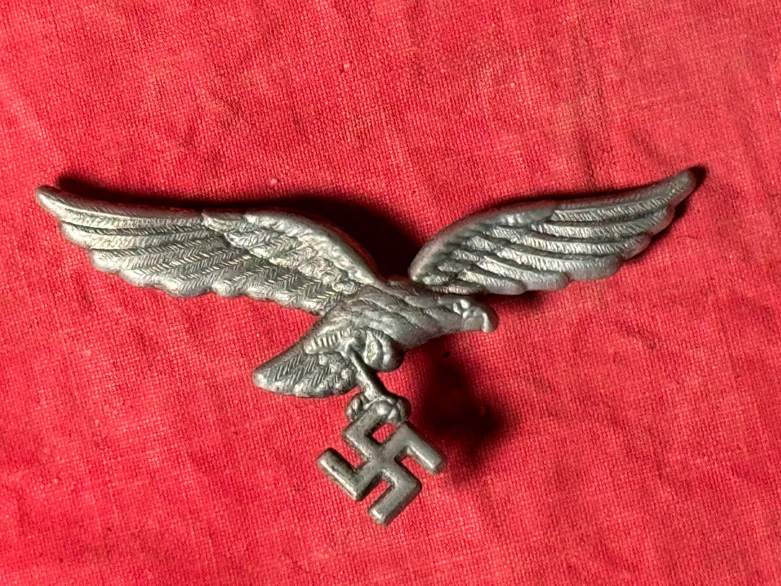 German WWII Luftwaffe Visor Cap Eagle: German WWII Luftwaffe Visor Cap Eagle. Intact and in mint overall shape and condition. Please view all detailed pictures. A rare find.