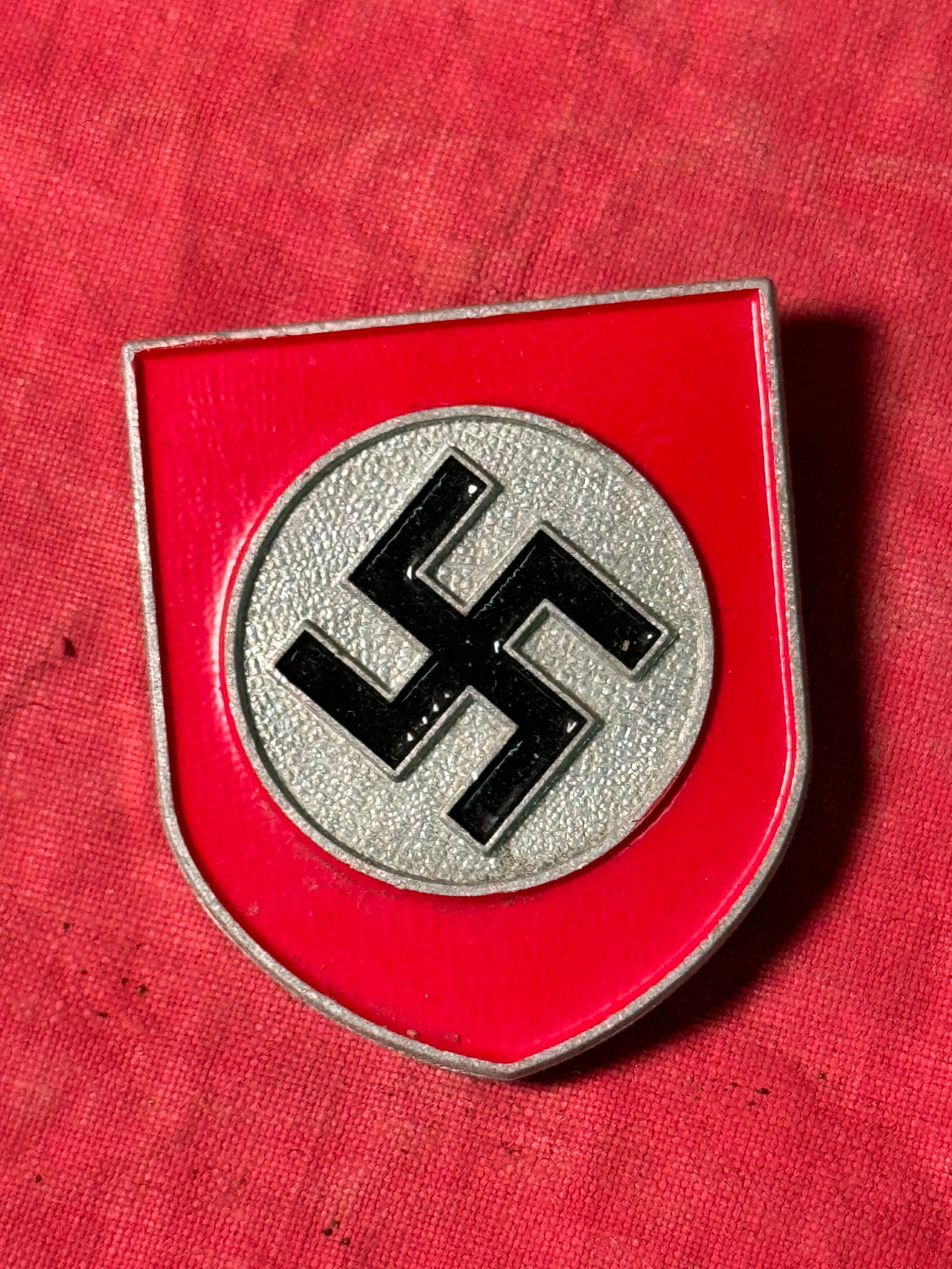 WW2 German SS Colonial Helmet Badge By F.P. 1942: WW2 German SS Colonial Helmet Badge By F.P. 1942. A rare find. Shows good wear and use with a beautiful overall patina. Please view all detailed pictures.