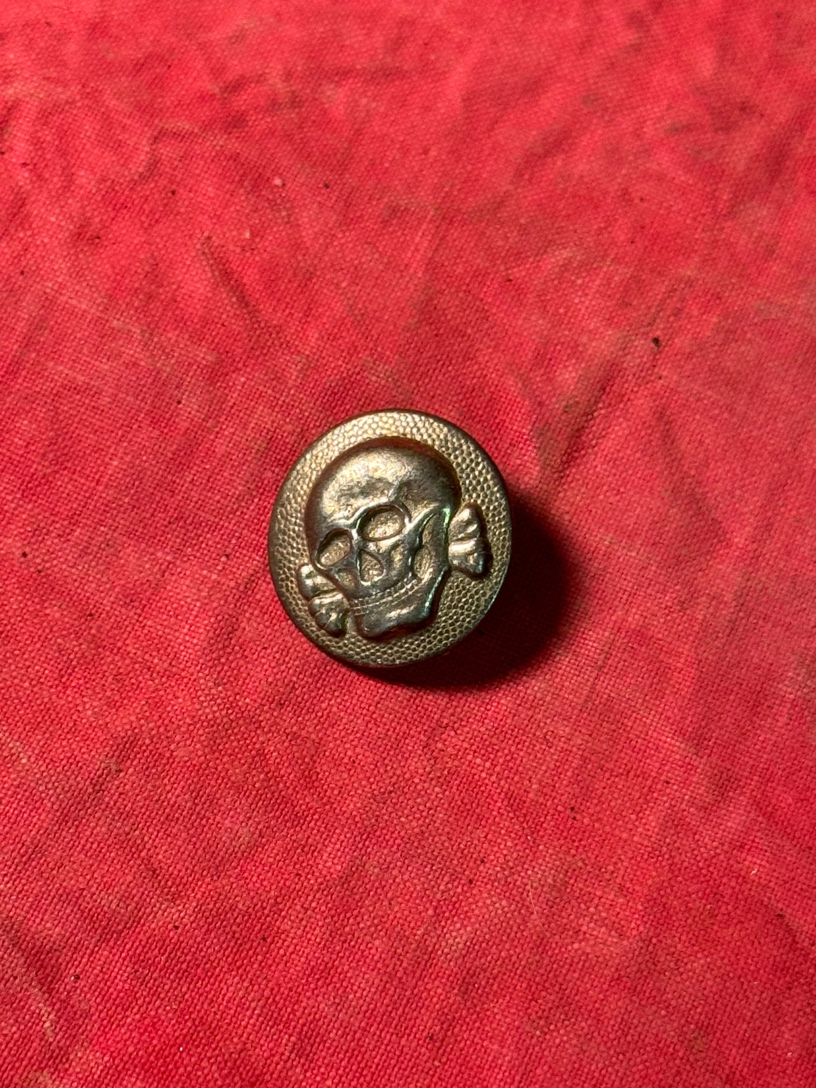 VERY RARE WW2 GERMAN SS/VT TOTENKOPF FIELDGRAY CAP DEATH HEAD SKULL BUTTON BY RZM M5/8: VERY RARE WW2 GERMAN SS/VT TOTENKOPF FIELDGRAY CAP DEATH HEAD SKULL BUTTON BY RZM M5/8. AN ULTRA RARE FIND. SHOWS GOOD WEAR AND USE WITH A BEAUTIFUL OVERALL PATINA. PLEASE VIEW ALL DETAILED PICTURES. 