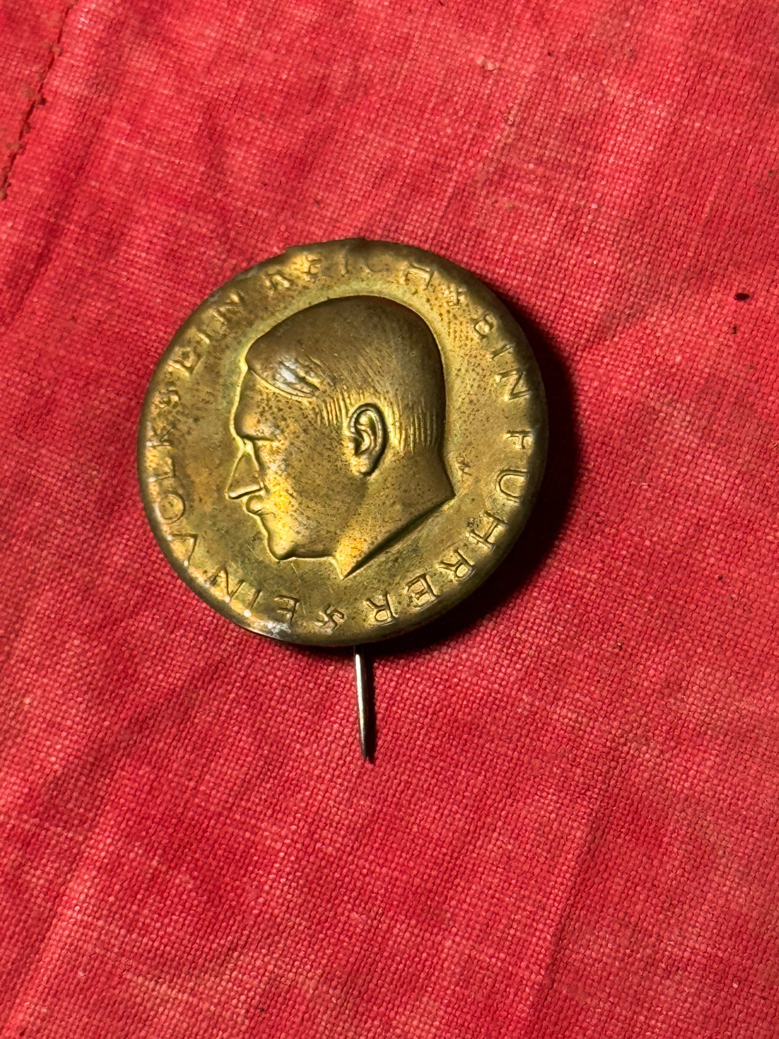 WW2 GERMAN 3RD REICH ADOLF HITLER'S HEAD STICKPIN: WW2 GERMAN 3RD REICH ADOLF HITLER'S HEAD STICKPIN. SHOWS GOOD WEAR AND USE WITH A BEAUTIFUL OVERALL PATINA. PLEASE VIEW ALL DETAILED PICTURES. A WELL MADE ANTIQUE GERMAN ARTIFACT.