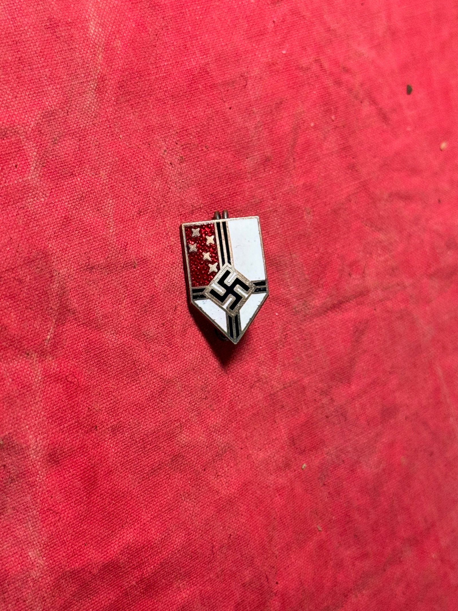 WW2 German Reichskolonialbund Enameled Lapel Pin By Ges. Gesch.: WW2 German Reichskolonialbund Enameled Lapel Pin By Ges. Gesch. A rare find. Shows good wear and use with a beautiful overall patina. Please view all detailed pictures. A very rare find.