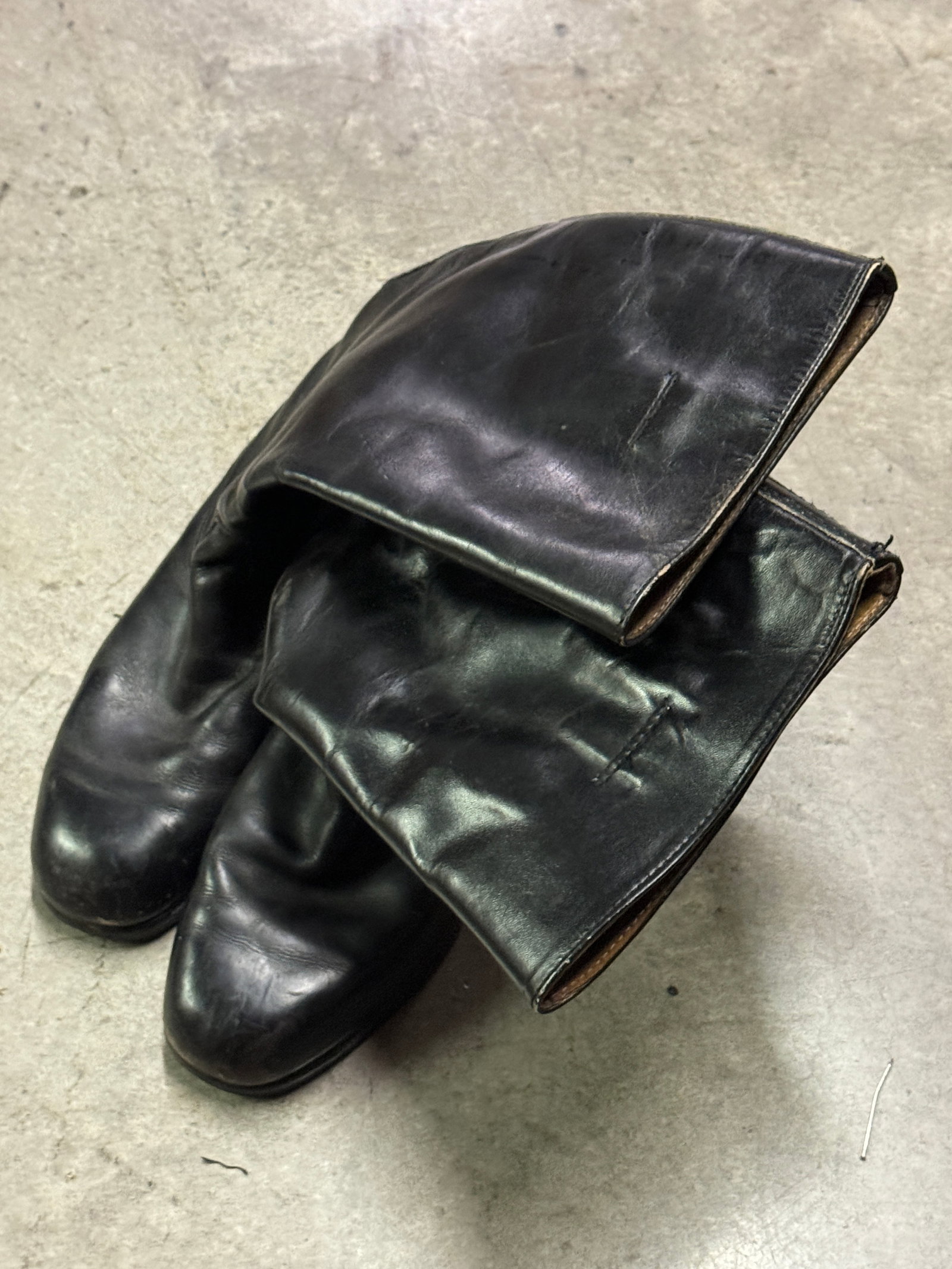 WW2 GERMAN WAFFEN SS OFFICER LEATHER BOOTS: WW2 GERMAN WAFFEN SS OFFICER LEATHER BOOTS. A SCARCE ITEM. SHOWS GOOD WEAR AND USE WITH A BEAUTIFUL OVERALL PATINA. MAKER MARKED ON THE INSIDE - VIEW PICTURES. A SCARCE FIND.