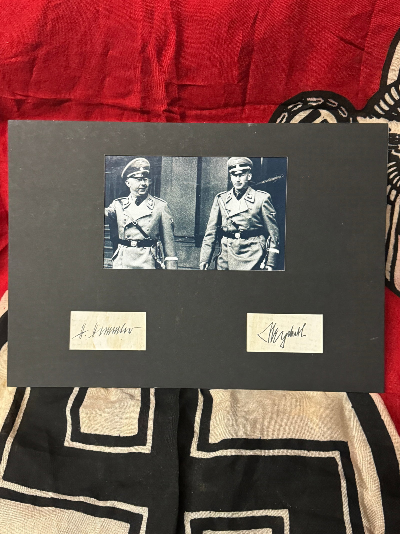 SIGNED PHOTOGRAPH OF WW2 GERMAN HIMMLER AND OTHER ELITE: SIGNED PHOTOGRAPH OF WW2 GERMAN HIMMLER AND OTHER ELITE. A VERY SCARCE FIND. COMES FROM A COLLECTION. AUTHENTIC AUTOGRAPHS. PLEASE VIEW ALL DETAILED PICTURES. A SCARCE FIND.