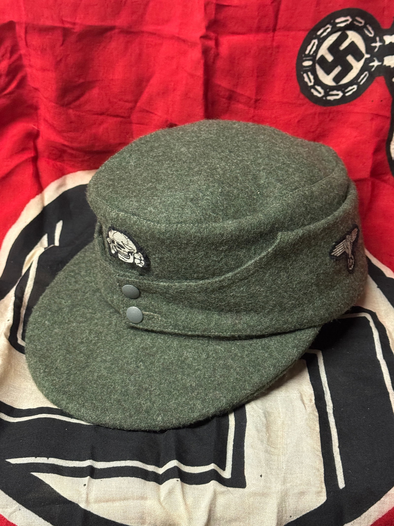 RARE WW2 GERMAN WAFFEN-SS TOTENKOPF M43 FIELD CAP HAT: RARE WW2 GERMAN WAFFEN-SS TOTENKOPF M43 FIELD CAP HAT. AN ULTRA RARE FIND. SHOWS GOOD WEAR AND USE WITH A BEAUTIFUL OVERALL PATINA. HAS THE SS EAGLE STITCHED ON THE SIDE WITH THE TOTENKOPF DEATH SKULL