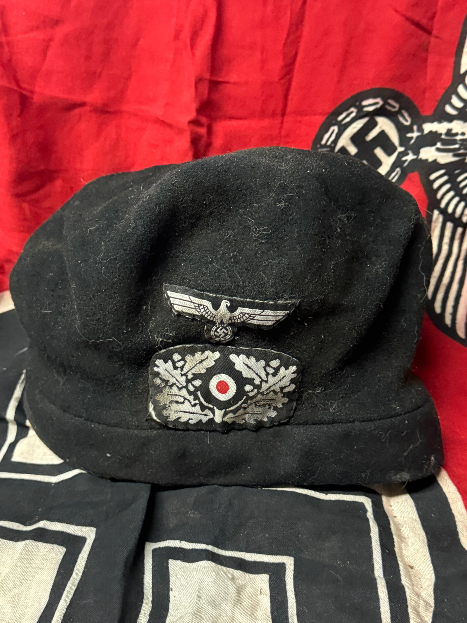 SCARCE WW2 GERMAN HEER PANZER CREWMEN CAP HAT: SCARCE WW2 GERMAN HEER PANZER CREWMEN CAP HAT. A SCARCE FIND. SHOWS GOOD WEAR AND USE WITH A BEAUTIFUL OVERALL PATINA. PLEASE VIEW ALL DETAILED PICTURES. A WELL MADE ANTIQUE GERMAN ARTIFACT.