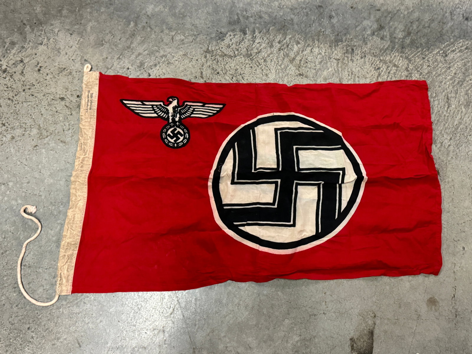 WW2 GERMAN 3RD REICH STATE SERVICE FLAG - MAKER MARKED: WW2 GERMAN 3RD REICH STATE SERVICE FLAG - MAKER MARKED. A SCARCE FIND. SHOWS GOOD WEAR AND USE WITH A BEAUTIFUL OVERALL PATINA. PLEASE VIEW ALL DETAILED PICTURES. A WELL MADE ANTIQUE GERMAN ARTIFACT.