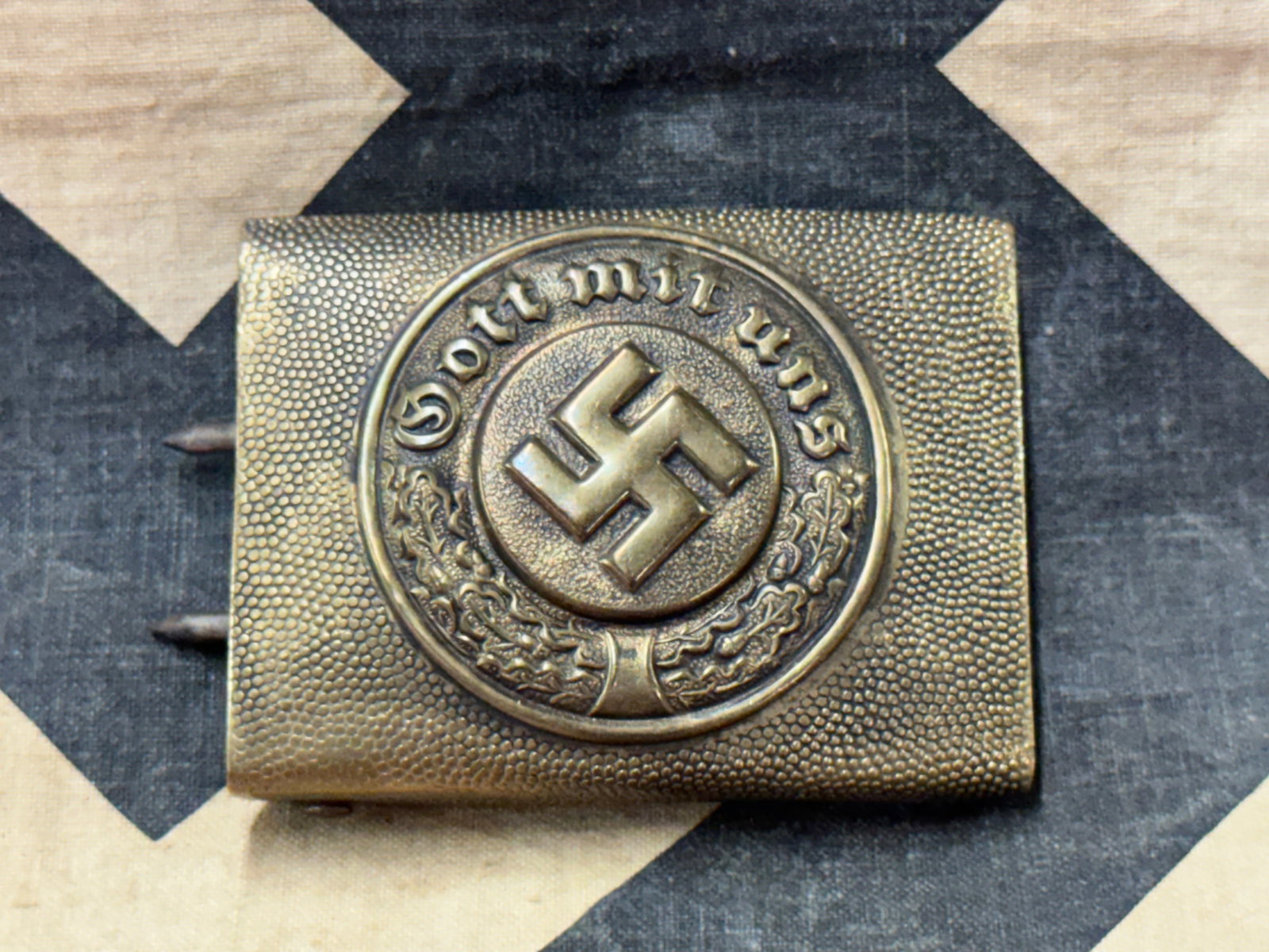 GERMAN WWII POLIZEI BUCKLE BY DRESDEN A16: GERMAN WWII POLIZEI BUCKLE BY DRESDEN A16. A SCARCE FIND. WAS BROUGHT BACK HOME BY A VET. SHOWS GOOD WEAR AND USE. PLEASE VIEW ALL DETAILED PICTURES. A WELL MADE ANTIQUE GERMAN ARTIFACT.