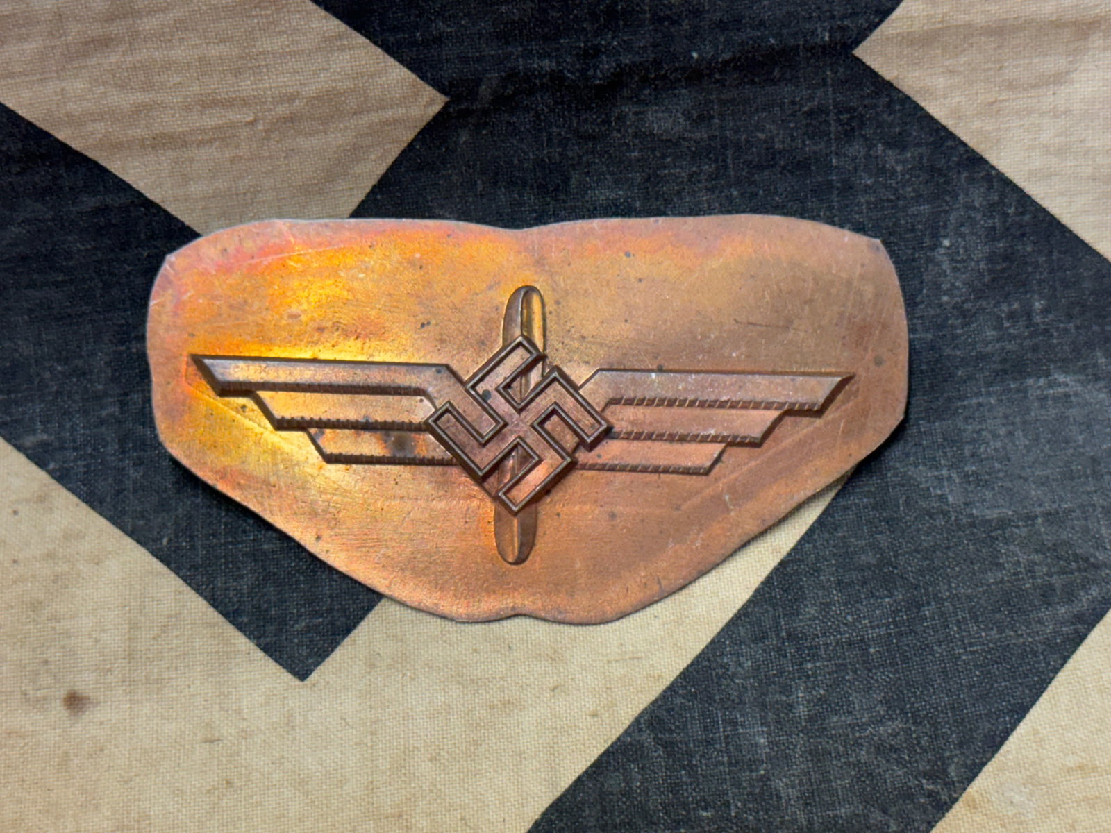 WW2 GERMAN GLIDER CORPS AVIATOR UNCUT BADGE: WW2 GERMAN GLIDER CORPS AVIATOR UNCUT BADGE. A RARE FIND. SHOWS GOOD WEAR AND USE WITH A BEAUTIFUL OVERALL PATINA. PLEASE VIEW ALL DETAILED PICTURES. A SCARCE FIND.
