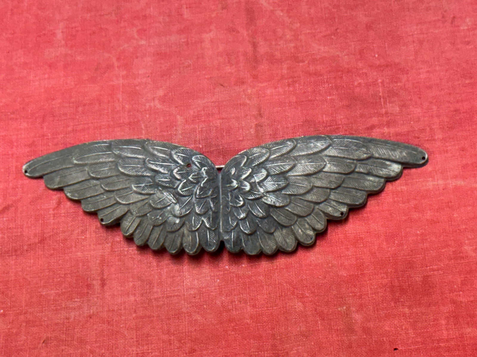RARE WW1 GERMAN PILOTS SILVER WINGS: RARE WW1 GERMAN PILOTS SILVER WINGS. A RRE FIND. SHOWS GOOD WEAR AND USE WITH A BEAUTIFUL OVERALL PATINA. PLEASE VIEW ALL DETAILED PICTURES. A SCARCE ITEM.