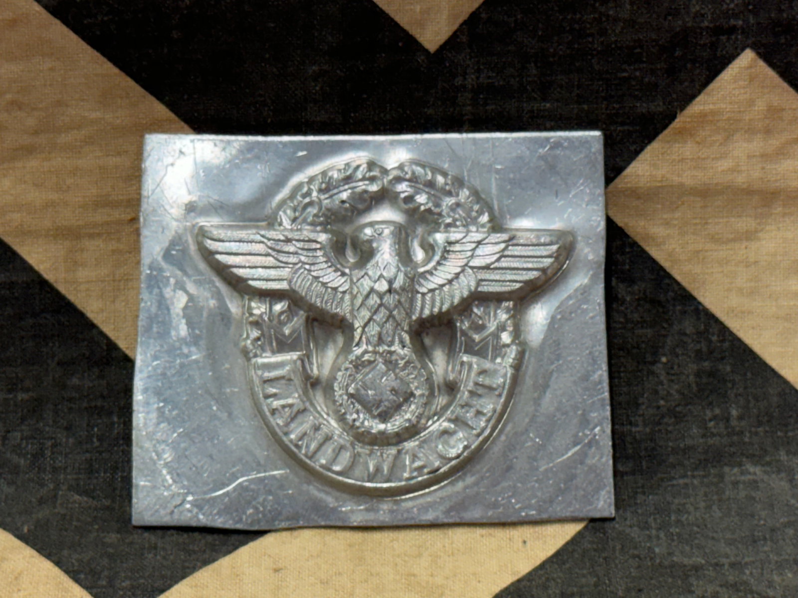 UN-FINISHED WW2 GERMAN LANDWACHT BELT BUCKLE FROM GERMAN FACTORY: UN-FINISHED WW2 GERMAN LANDWACHT BELT BUCKLE FROM GERMAN FACTORY. A SCARCE FIND. SHOWS GOOD WEAR AND USE WITH A BEAUTIFUL OVERALL PATINA. PLEASE VIEW ALL DETAILED PICTURES. A SCARCE ITEM.