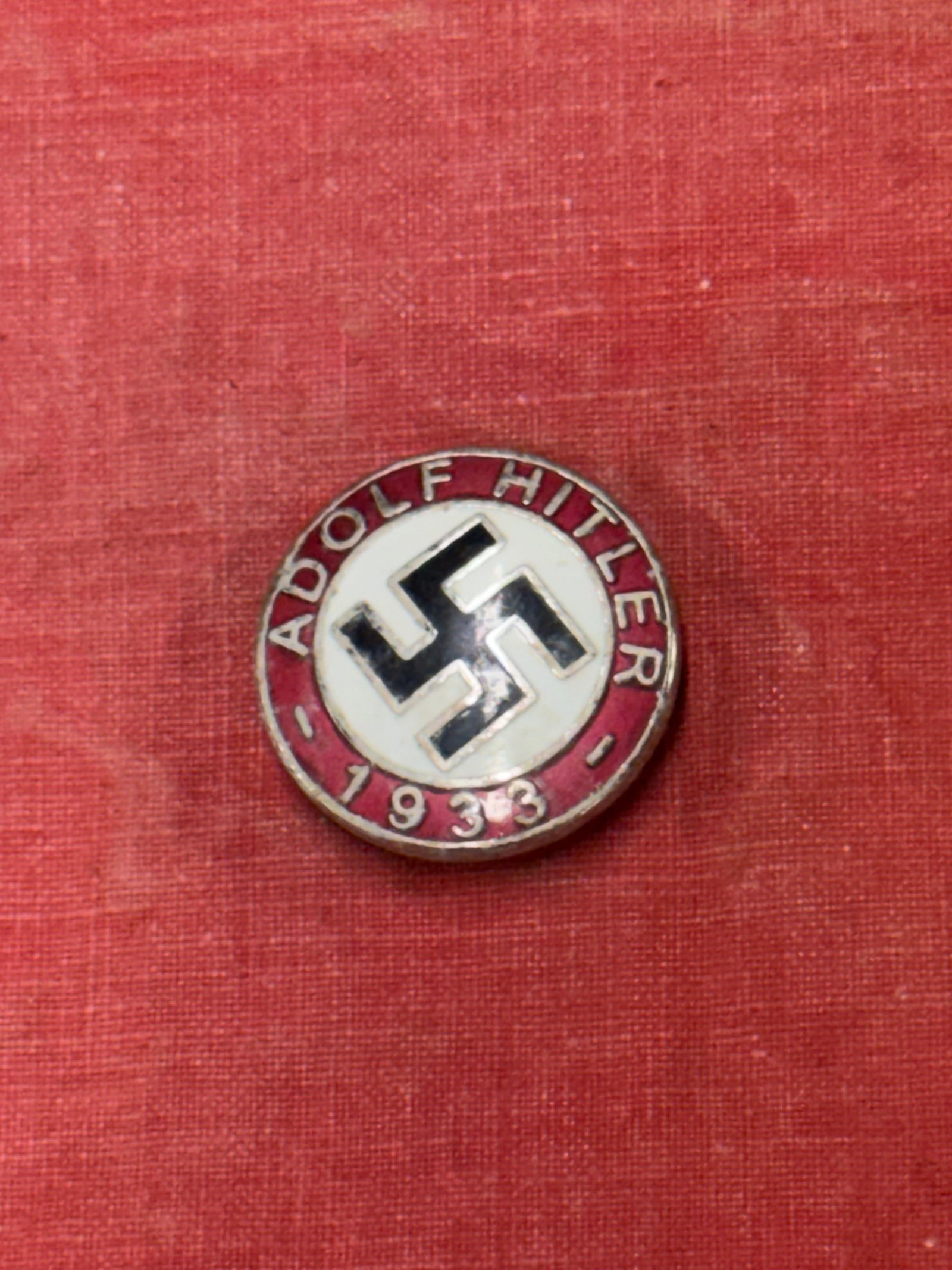 RARE WW2 GERMAN ADOLF HITLER LAPEL ENAMELED PIN BY RZM M1/129: RARE WW2 GERMAN ADOLF HITLER LAPEL ENAMELED PIN BY RZM M1/129. A SCARCE EXAMPLE. SHOWS GOOD WEAR AND USE WITH A BEAUTIFUL OVERALL PATINA. PLEASE VIEW ALL DETAILED PICTURES.
