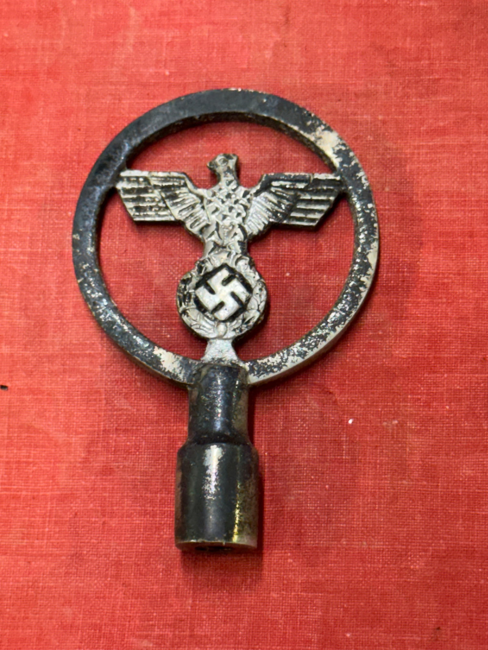 1939-45 WW2 GERMAN VEHICLE HOOD ORNAMENT: 1939-45 WW2 GERMAN VEHICLE HOOD ORNAMENT. A RARE FIND. SHOWS GOOD WEAR AND USE WITH A BEAUTIFUL OVERALL PATINA. PLEASE VIEW ALL DETAILED PICTURES. A WELL MADE ANTIQUE GERMAN ARTIFACT.