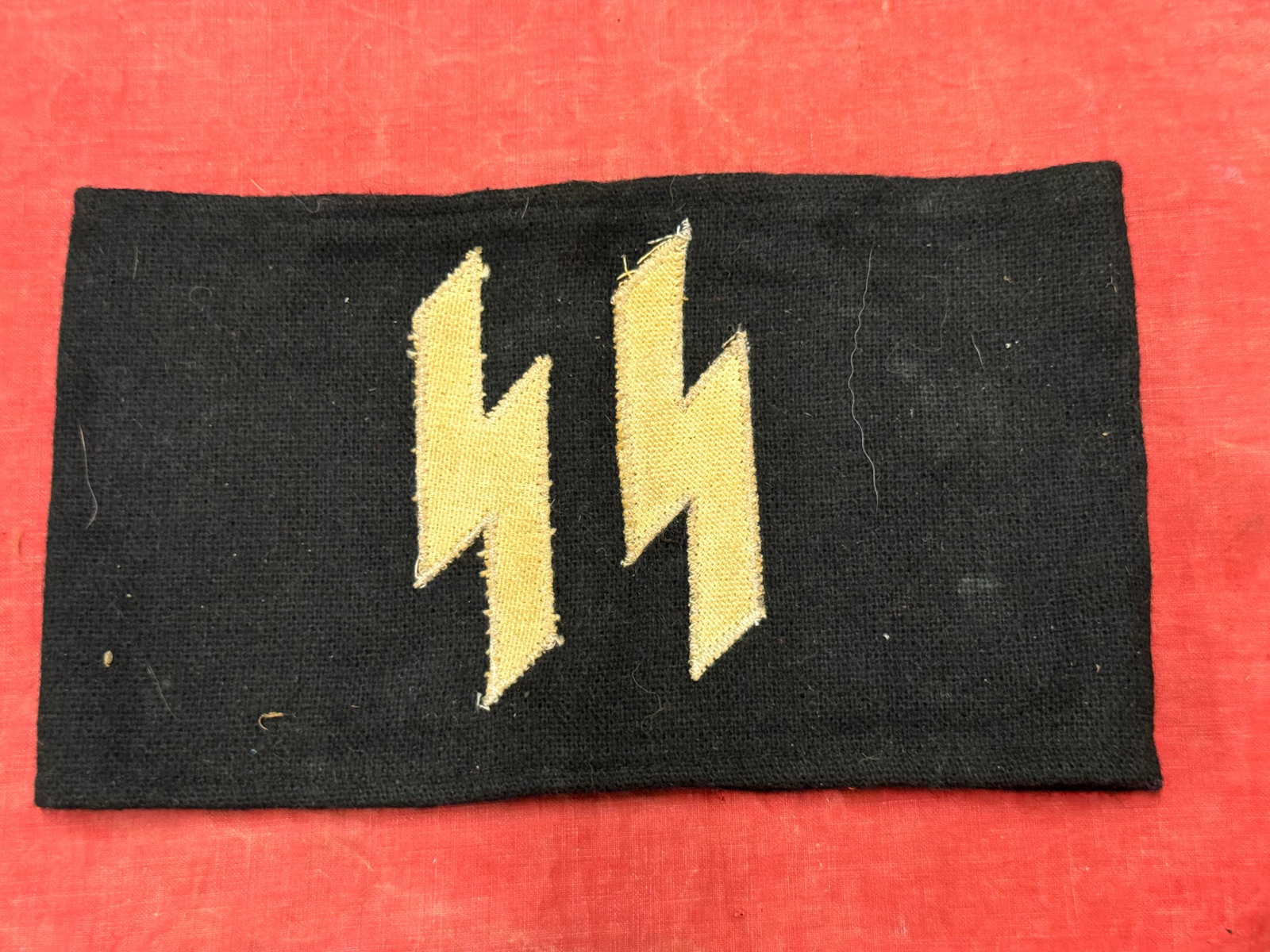 SCARCE WW2 GERMAN WAFFEN SS OFFICER ARMBAND: SCARCE WW2 GERMAN WAFFEN SS OFFICER ARMBAND. A RARE EXAMPLE. SHOWS GOOD WEAR AND USE WITH A BEAUTIFUL OVERALL PATINA. BROUGHT BACK HOME BY A VET. PLEASE VIEW ALL DETAILED PICTURES. A RARE EXAMPLE.