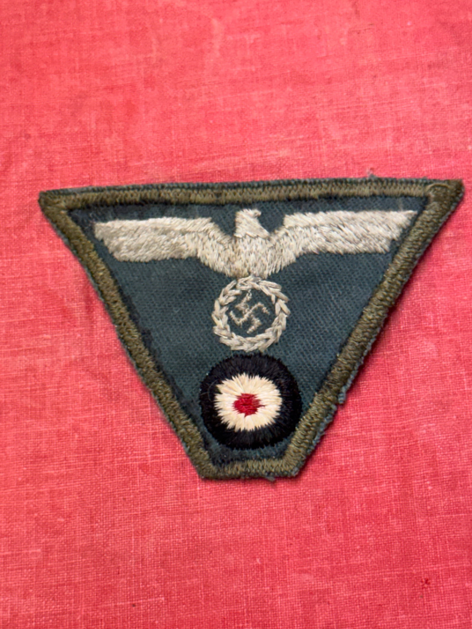 WW2 GERMAN M-43 TRAPEZOID FIELD GRAY WOOL CAP BADGE INSIGNIA: WW2 GERMAN M-43 TRAPEZOID FIELD GRAY WOOL CAP BADGE INSIGNIA. A RARE FIND. SHOWS GOOD WEAR AND USE WITH A BEAUTIFUL OVERALL PATINA. WAS BROUGHT BACK HOME BY A VET. A RARE EXAMPLE.