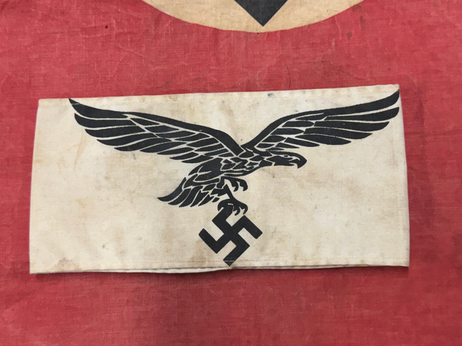 SCARCE WW2 GERMAN LUFTWAFFE PILOT'S ARMBAND: SCARCE WW2 GERMAN LUFTWAFFE PILOT'S ARMBAND. A SCARCE EXAMPLE. SHOWS GOOD WEAR AND USE WITH A BEAUTIFUL OVERALL PATINA. PLEASE VIEW ALL DETAILED PICTURES. A WELL MADE ANTIQUE GERMAN ARTIFACT.