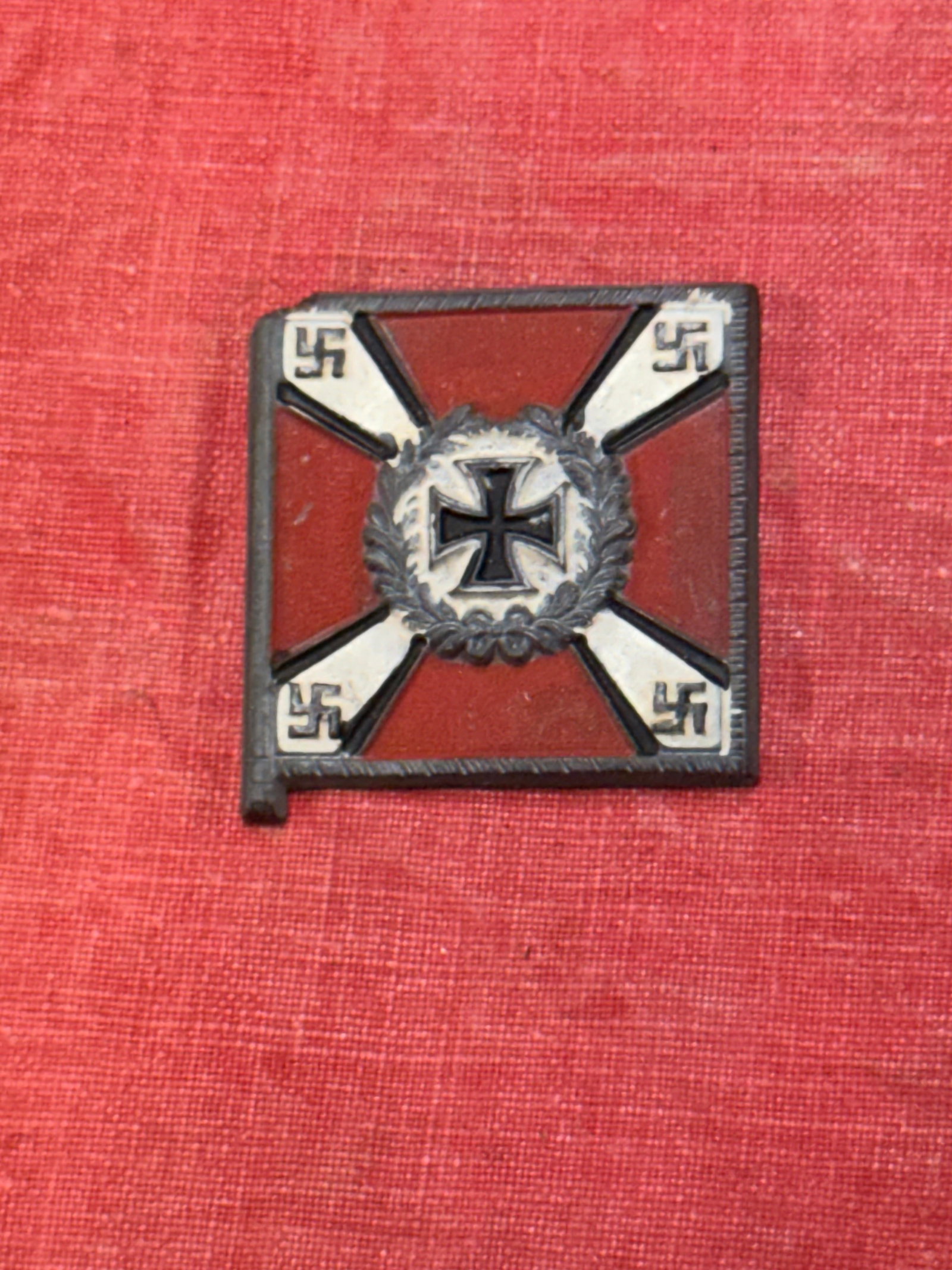 WW2 GERMAN LUFTWAFFE FLAK TROOPS BADGE WITH MAKER MARKS: WW2 GERMAN LUFTWAFFE FLAK TROOPS BADGE WITH MAKER MARKS. A SCARCE EXAMPLE. SHOWS GOOD WEAR AND USE WITH A BEAUTIFUL OVERALL PATINA. PLEASE VIEW ALL DETAILED PICTURES. A WELL MADE ANTIQUE GERMAN ARTIFA