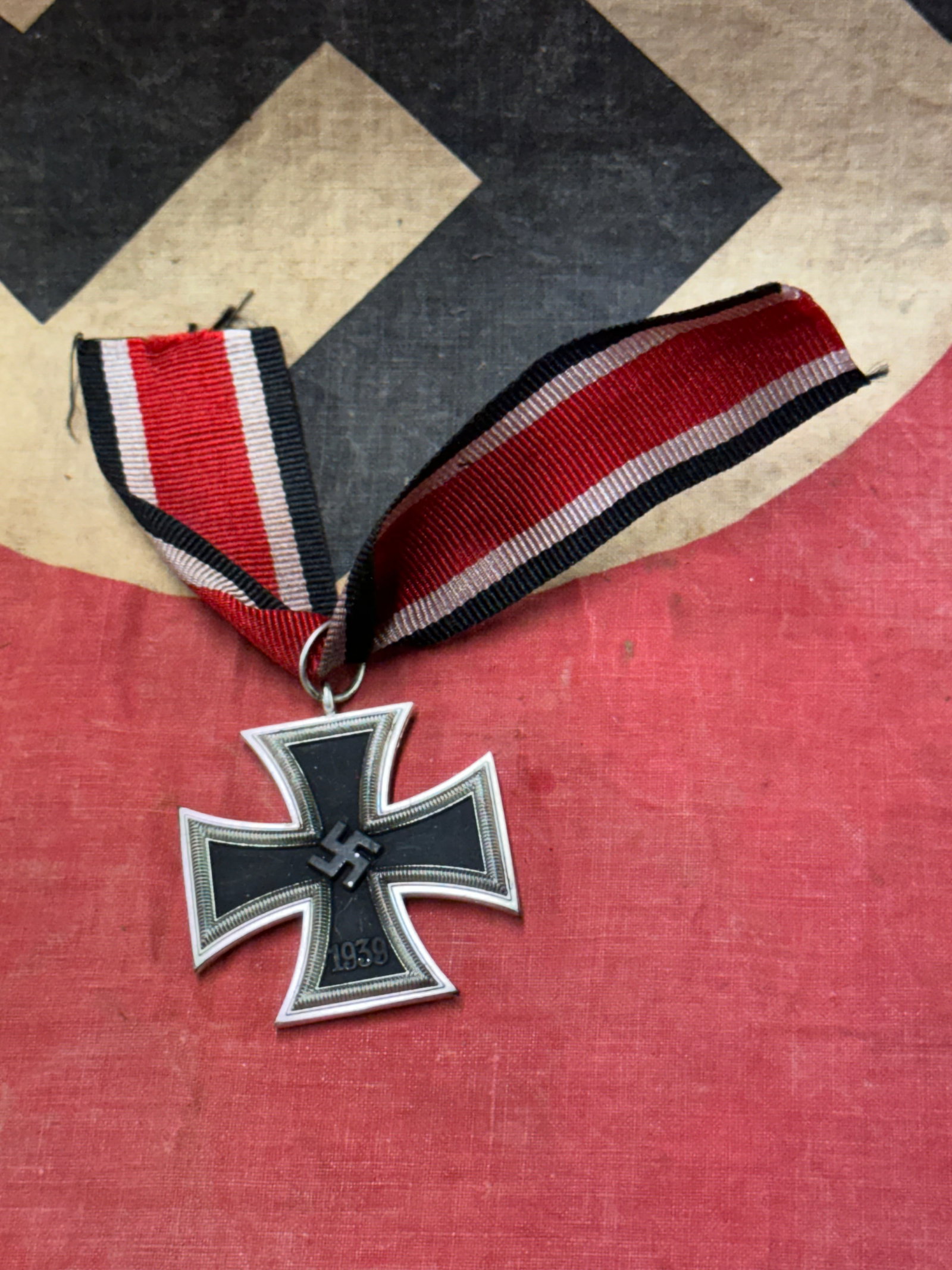 WW2 GERMAN THIRD REICH IRON CROSS MEDAL WITH RIBBON: WW2 GERMAN THIRD REICH IRON CROSS MEDAL WITH RIBBON. SHOWS GOOD WEAR AND USE WITH A BEAUTIFUL OVERALL PATINA. PLEASE VIEW ALL DETAILED PICTURES. A WELL MADE ANTQIUE GERMAN ARTIFACT.