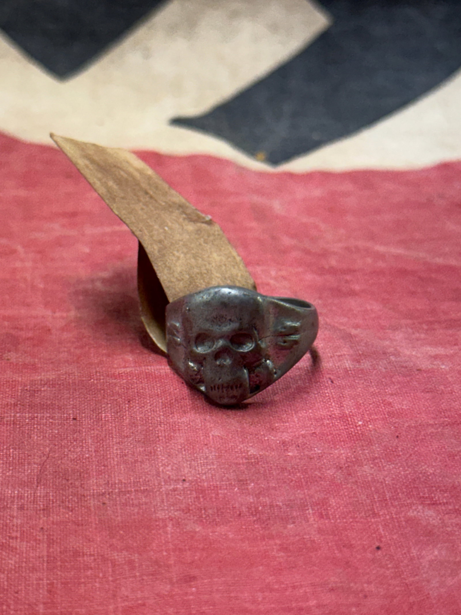 RARE WW2 GERMAN WAFFEN SS TOTENKOPF OFFICER SILVER RING: RARE WW2 GERMAN WAFFEN SS TOTENKOPF OFFICER SILVER RING. A SCARCE EXAMPLE. SHOWS GOOD WEAR AND USE WITH A BEAUTIFUL OVERALL PATINA. PLEASE VIEW ALL DETAILED PICTURES. A WELL MADE ANTIQUE GERMAN ARTIFA