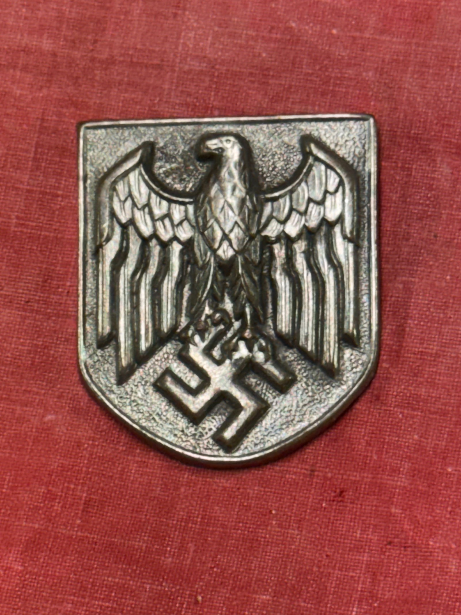 WW2 GERMAN KRIEGSMARINE TROPIAL PITH HELMET SHIELD: WW2 GERMAN KRIEGSMARINE TROPIAL PITH HELMET SHIELD. IT IS IN MINT OVERALL SHAPE AND CONDITION WITH A BEAUTIFUL OVERALL PATINA. PLEASE VIEW ALL DETAILED PICTURES. A SCARCE FIND.