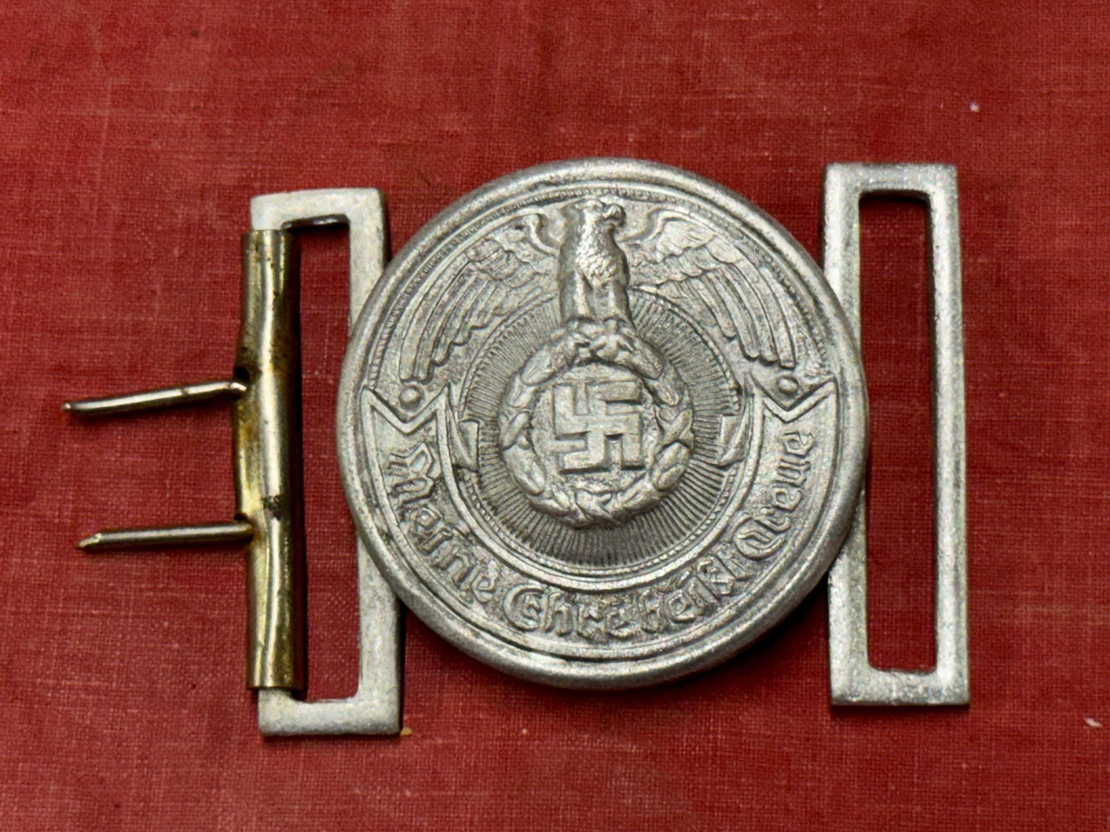 RARE WW2 GERMAN WAFFEN SS OFFICER'S BELT BUCKLE BY RZM SS: RARE WW2 GERMAN WAFFEN SS OFFICER'S BELT BUCKLE BY RZM SS. A VERY RARE FIND. SHOWS GOOD WEAR AND USE WITH A BEAUTIFUL OVERALL PATINA. PLEASE VIEW ALL DETAILED PICTURES. A RARE FIND.