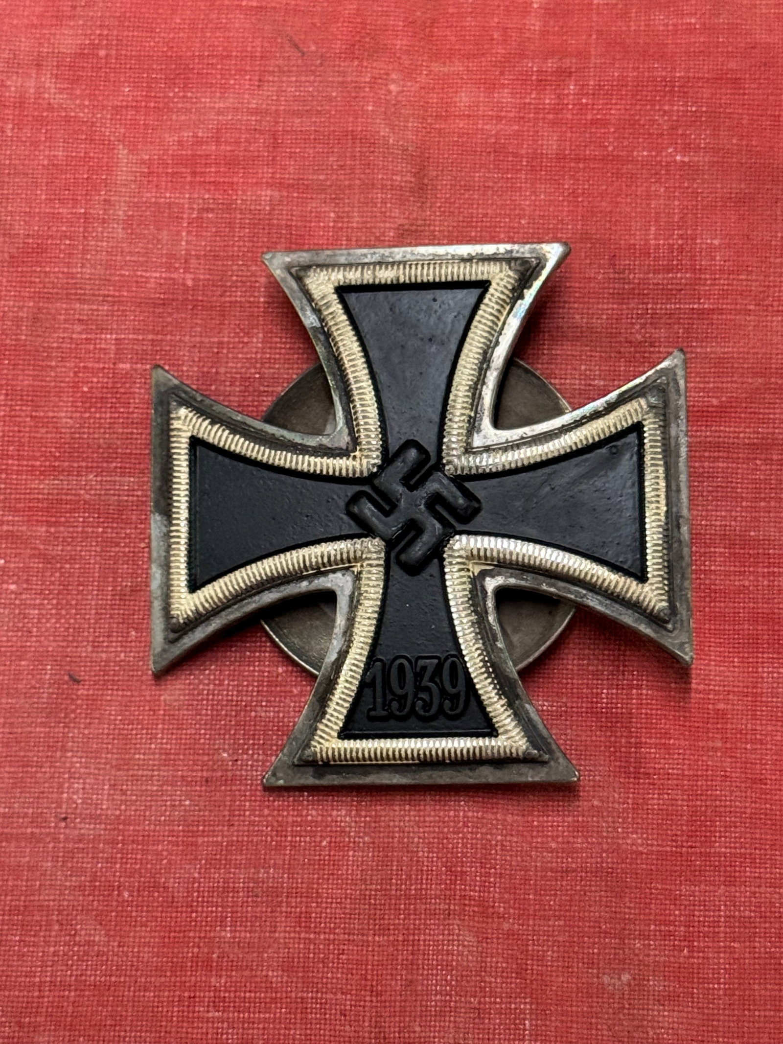 WW2 GERMAN 1939 IRON CROSS 1ST CLASS EISERNES KREUZ 1. KLASSE SCREW BACK: WW2 GERMAN 1939 IRON CROSS 1ST CLASS EISERNES KREUZ 1. KLASSE SCREW BACK. SHOWS GOOD WEAR AND USE WITH A BEAUTIFUL OVERALL PATINA. PLEASE VIEW ALL DETAILED PICTURES. A WELL MADE ANTIQUE GERMAN ARTIFAC