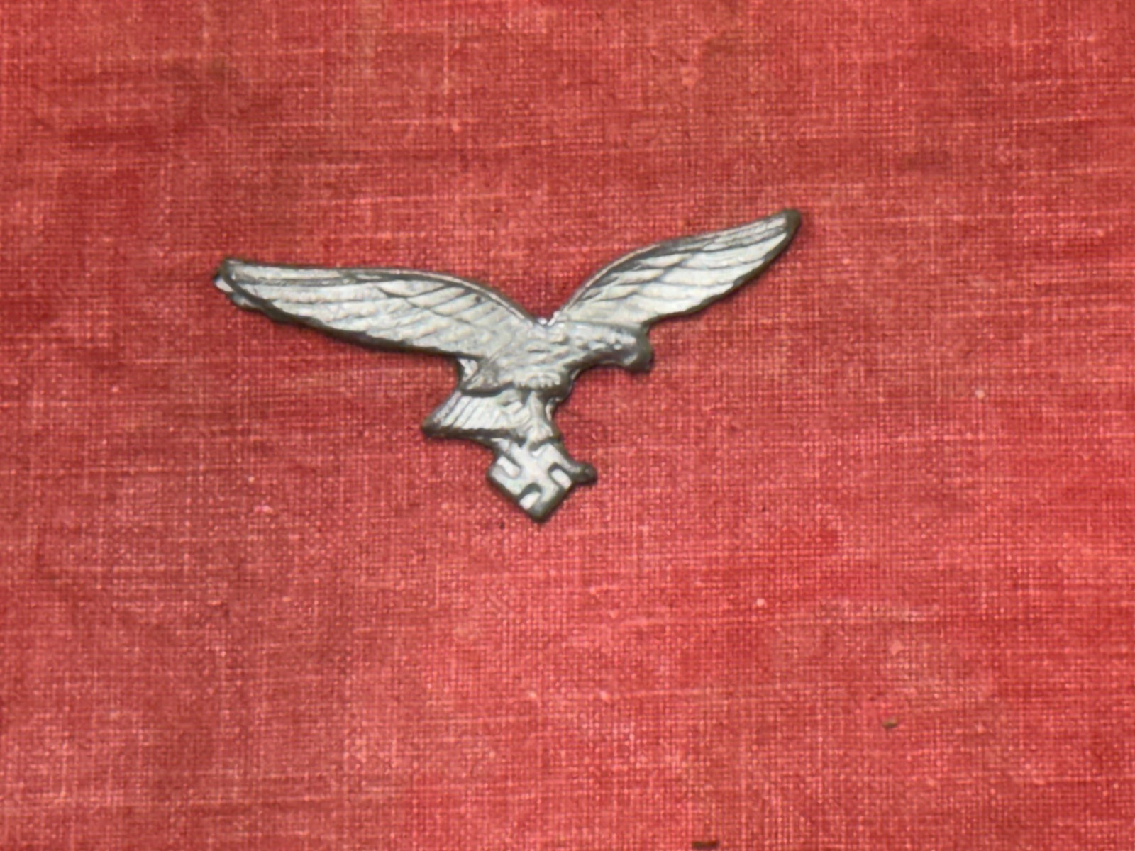 WW2 GERMAN ORIGINAL LUFTWAFFE VISOR CAP EAGLE: WW2 GERMAN ORIGINAL LUFTWAFFE VISOR CAP EAGLE. SHOWS GOOD WEAR AND USE WITH A BEAUTIFUL OVERALL PATINA. PLEASE VIEW ALL DETAILED PICTURES. A WELL MADE ANTIQUE GERMAN ARTIFACT.