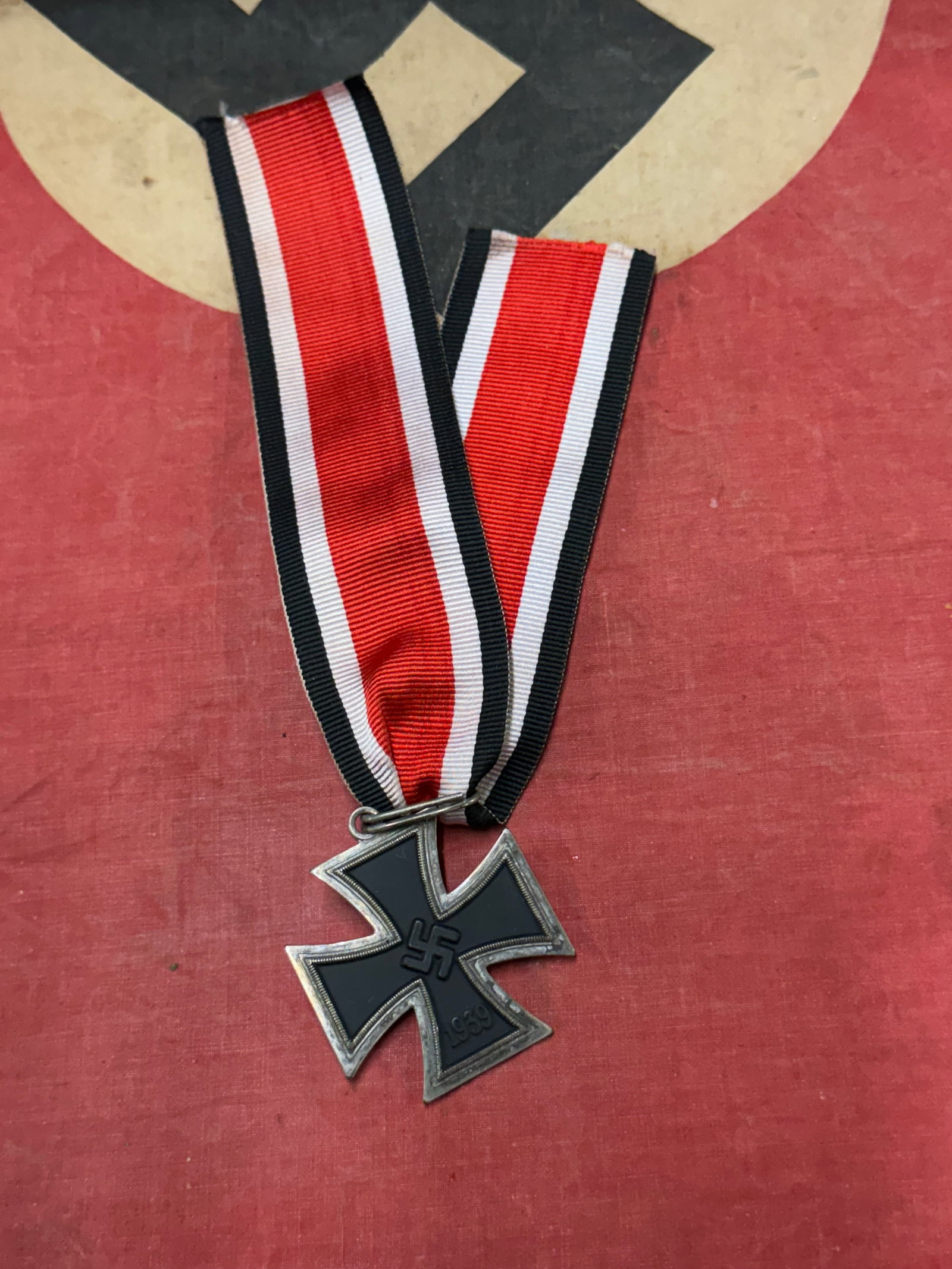 WW2 GERMAN IRON CROSS GRADE 2, 1939 UNMARKED: WW2 GERMAN IRON CROSS GRADE 2, 1939 UNMARKED. SHOWS GOOD WEAR AND USE WITH A BEAUTIFUL OVERALL PATINA. PLEASE VIEW ALL DETAILED PICTURES. A WELL MADE ANTIQUE GERMAN ARTIFACT.