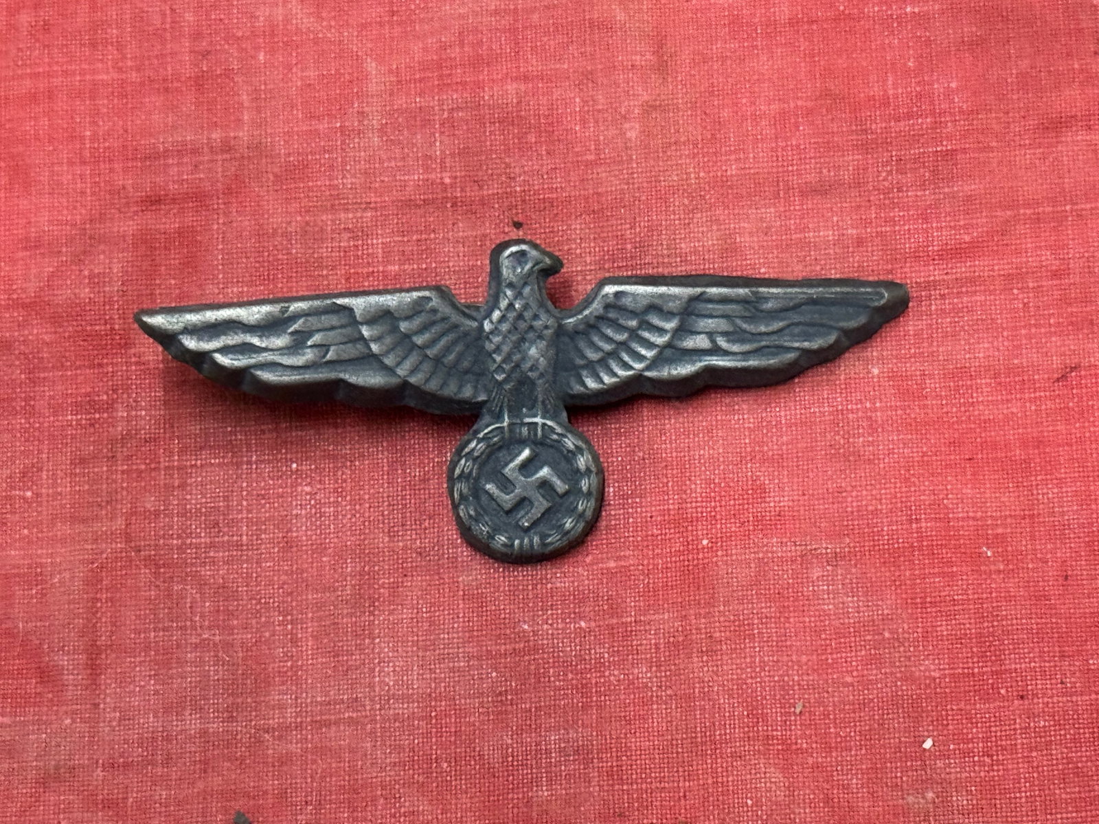 RARE WW2 GERMAN WAFFEN-SS VISOR CAP EAGLE WITH ALL PRONGS ATTACHED: RARE WW2 GERMAN WAFFEN-SS VISOR CAP EAGLE WITH ALL PRONGS ATTACHED. A RARE EXAMPLE WITH A BEAUTIFUL PATINA THROUGHOUT. PLEASE VIEW ALL DETAILED PICTURES. A SCARCE EXAMPLE.