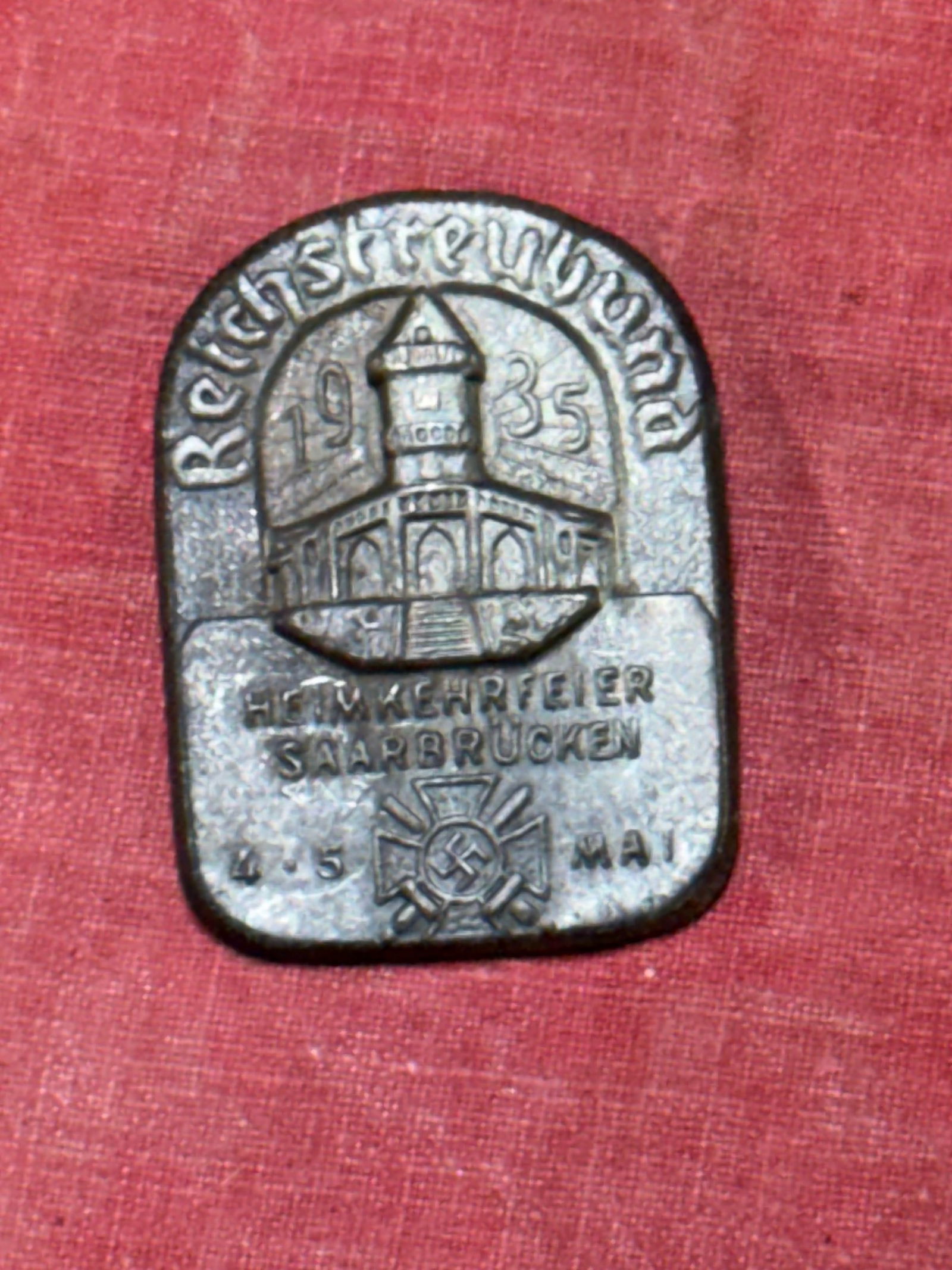 WW2 German Reichstreubund – Heimkehrfeier Saarbrücken 4.5. Mai 1935 abzeichen tinne: WW2 German Reichstreubund – Heimkehrfeier Saarbrücken 4.5. Mai 1935 abzeichen tinne. Shows good wear and use with a beautiful overall patina. Please view all detailed pictures. A rare find.