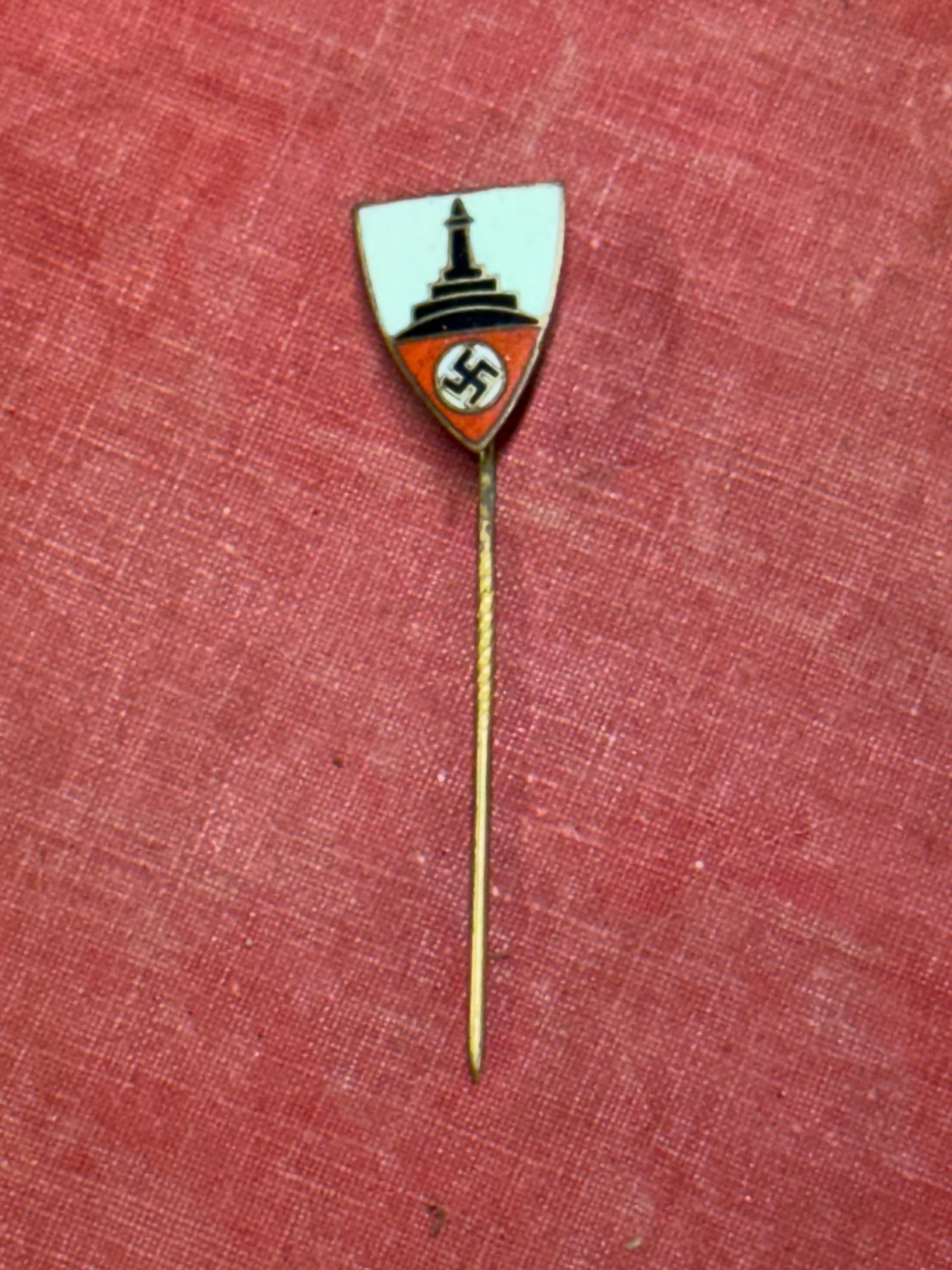 WW2 German Veterans Association Membership Badge By Ges. Gesch.: WW2 German Veterans Association Membership Badge By Ges. Gesch. Shows good wear and use with a beautiful overall patina. Please view all detailed pictures. A rare find.