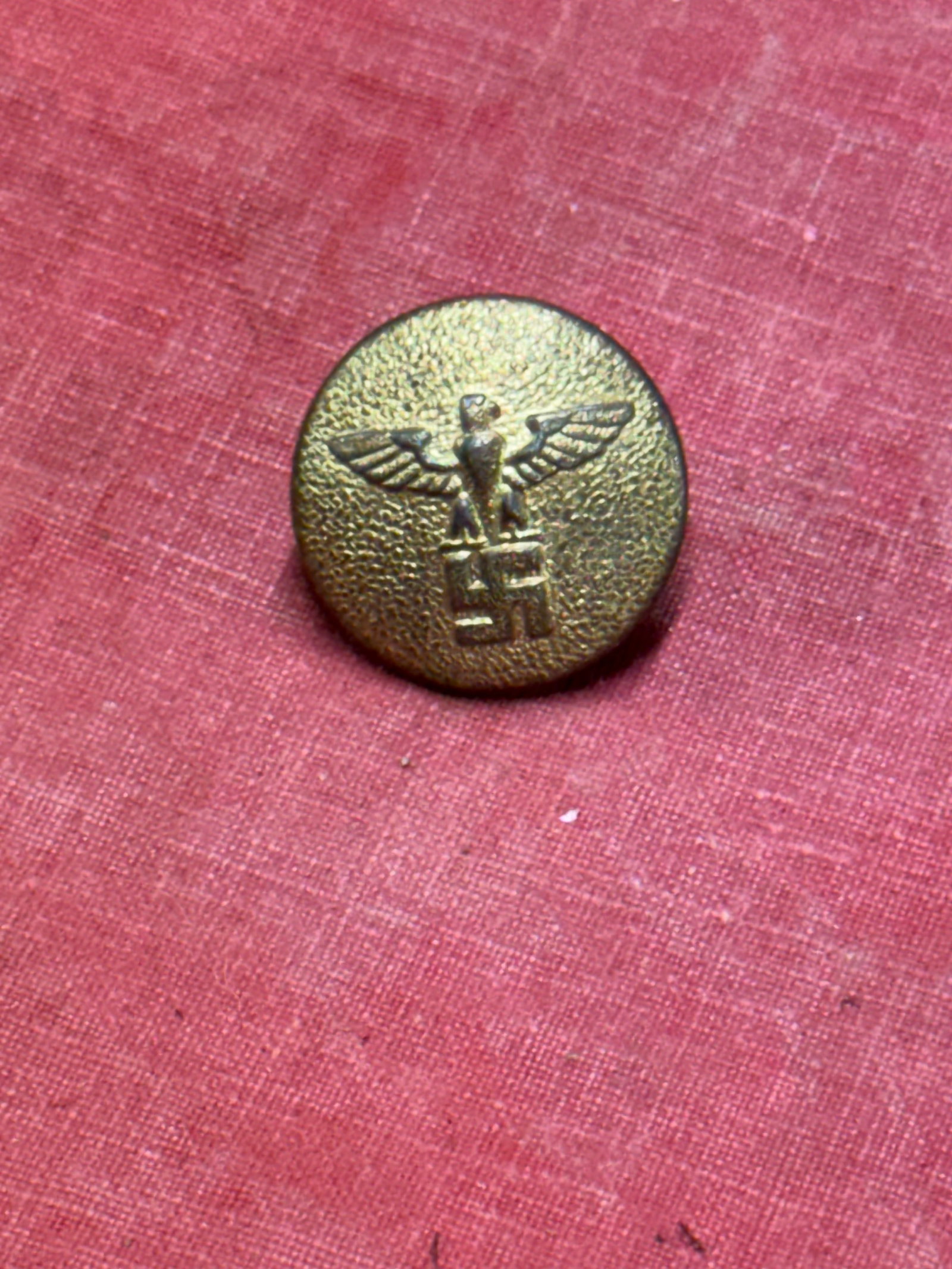WW2 GERMAN GOLD POLITICAL LEADER'S BUTTON BY RZM: WW2 GERMAN GOLD POLITICAL LEADER'S BUTTON BY RZM. A SCARCE EXAMPLE. SHOWS GOOD WEAR AND USE WITH A BEAUTIFUL OVERALL PATINA. PLEASE VIEW ALL DETAILED PICTURES.
