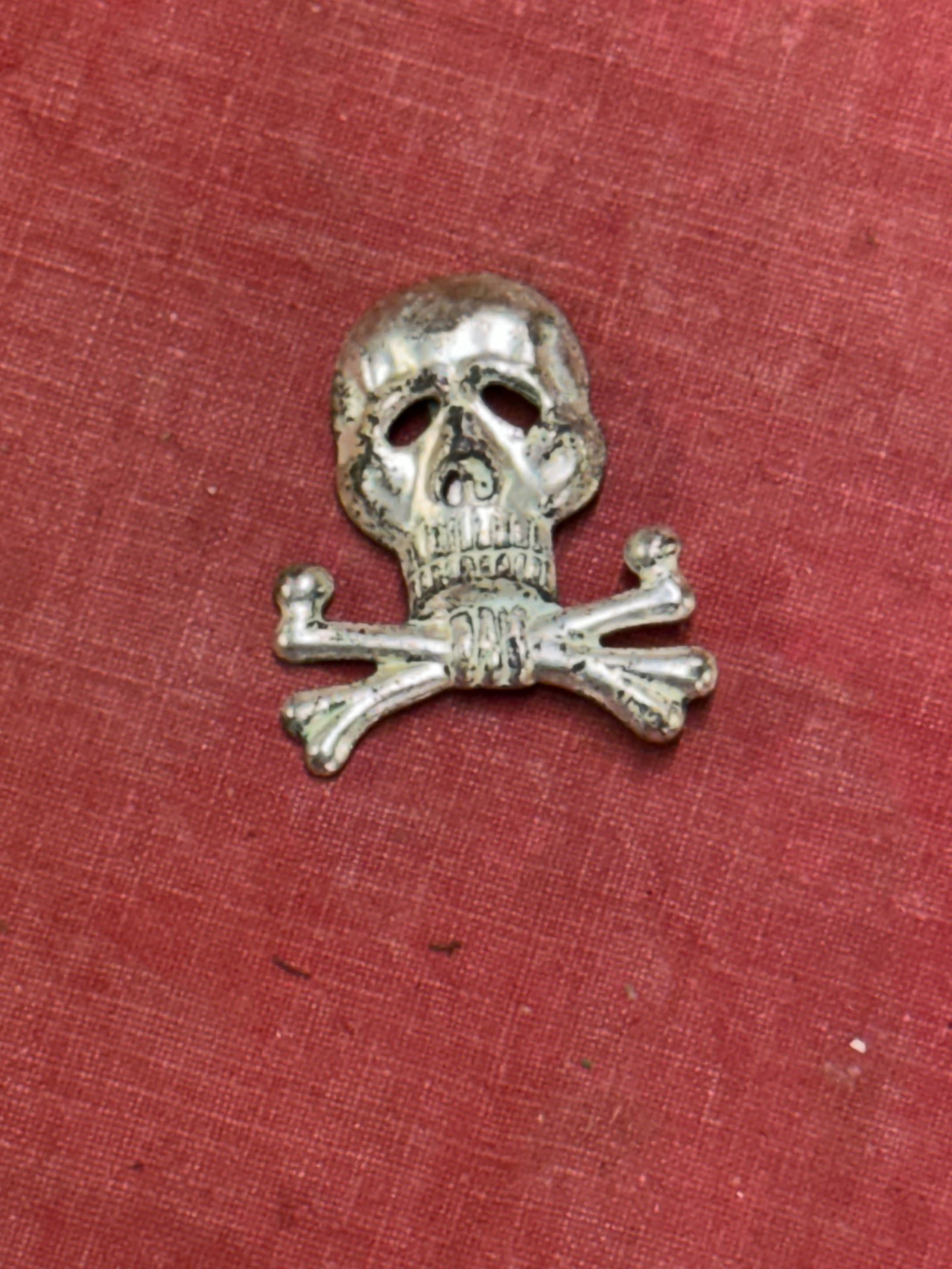 WW2 GERMAN BRUNSWICK SKULL & CROSS BONES 17TH & 41ST CAVALRY REGIMENT CAP INSIGNIA: WW2 GERMAN BRUNSWICK SKULL & CROSS BONES 17TH & 41ST CAVALRY REGIMENT CAP INSIGNIA. A WW2 German Brunswick Skull & Cross Bones 17th & 41st Cavalry Regiment Cap Insignia, zinc construction. The reverse