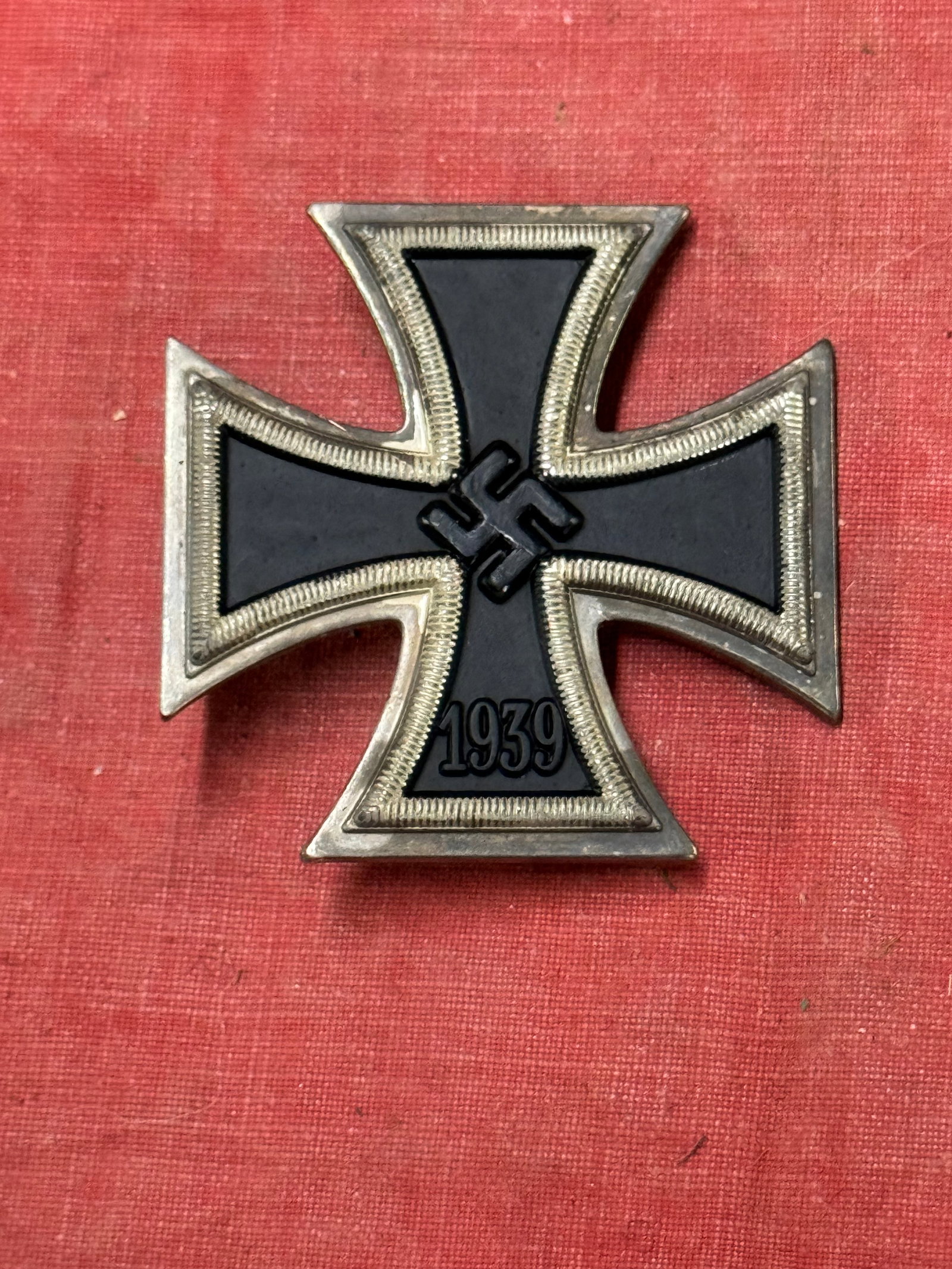 EARLY WW2 GERMAN 1939 IRON CROSS WITH PIN-BACK MARKED 50: EARLY WW2 GERMAN 1939 IRON CROSS WITH PIN-BACK MARKED 50. A RARE EXAMPLE. SHOWS GOOD WEAR AND USE WITH A BEAUTIFUL OVERALL PATINA. PLEASE VIEW ALL DETAILED PICTURES. A WELL MADE ANTIQUE GERMAN ARTIFAC