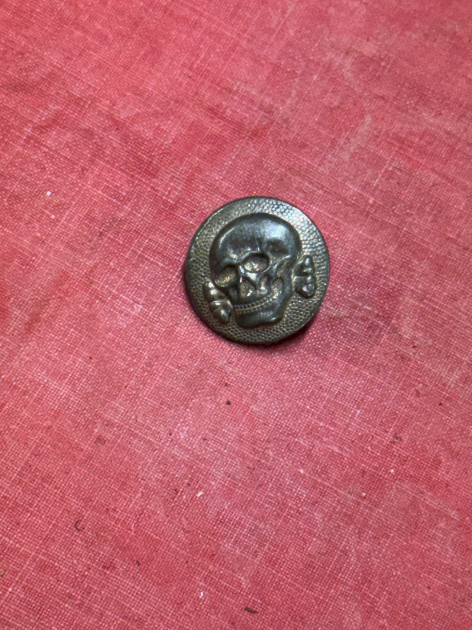 WW2 GERMAN WAFFEN-SS VISOR CAP EAGLE BADGE INSIGNIA: WW2 GERMAN WAFFEN-SS VISOR CAP EAGLE BADGE INSIGNIA. A SCARCE EXAMPLE. SHOWS GOOD WEAR AND USE WITH A BEAUTIFUL OVERALL PATINA. PLEASE VIEW ALL DETAILED PICTURES.